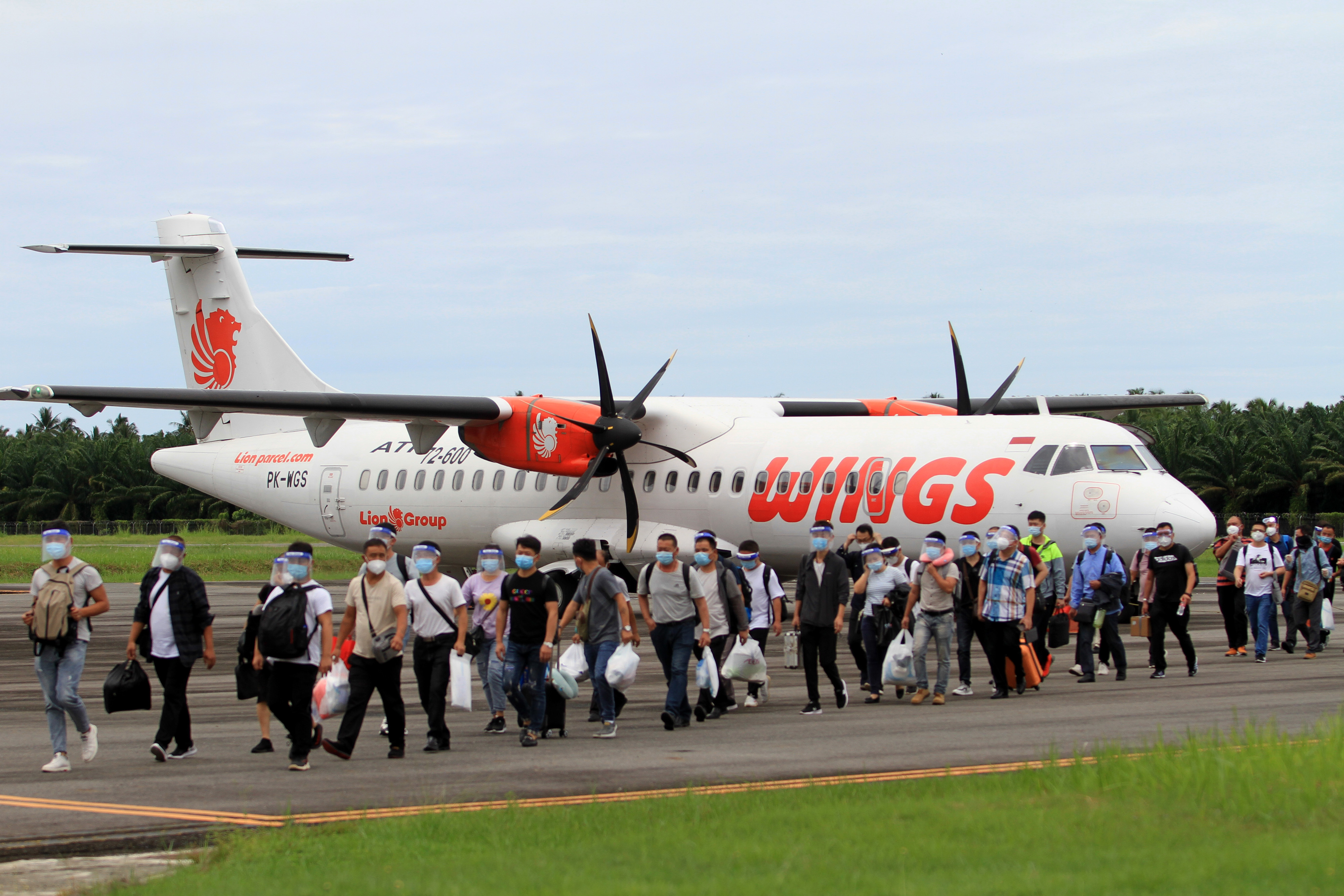 Puluhan Tenaga Kerja Asing (TKA) asal Tiongkok tiba di Indonesia