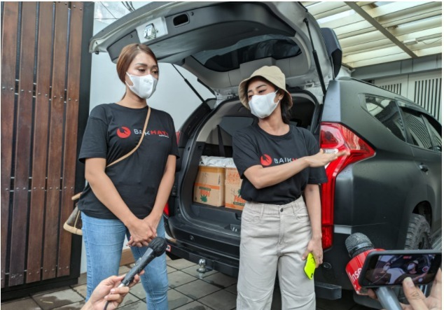 Artis dan penyanyi Dewi Perssik (kanan) dan selebgram Lucinta Luna saat hendak membagikan daging kurban ke warga duafa di Jakarta.