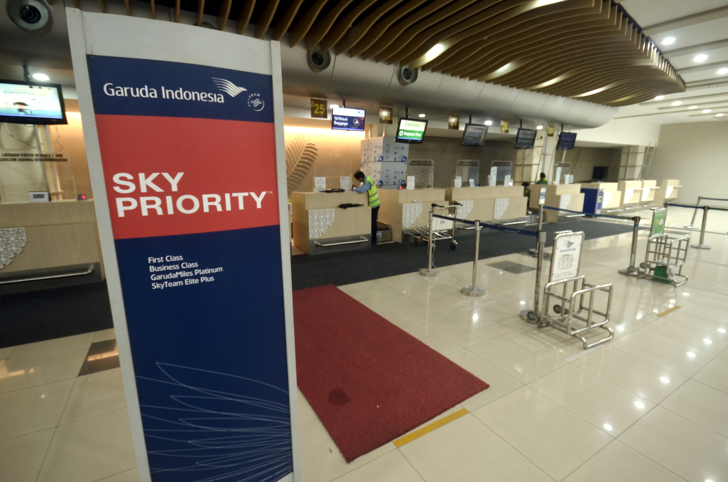 Suasana sepi di Bandara Manado. Pefinfo tarik peringkat KIK EBA Mandiri GIAA01