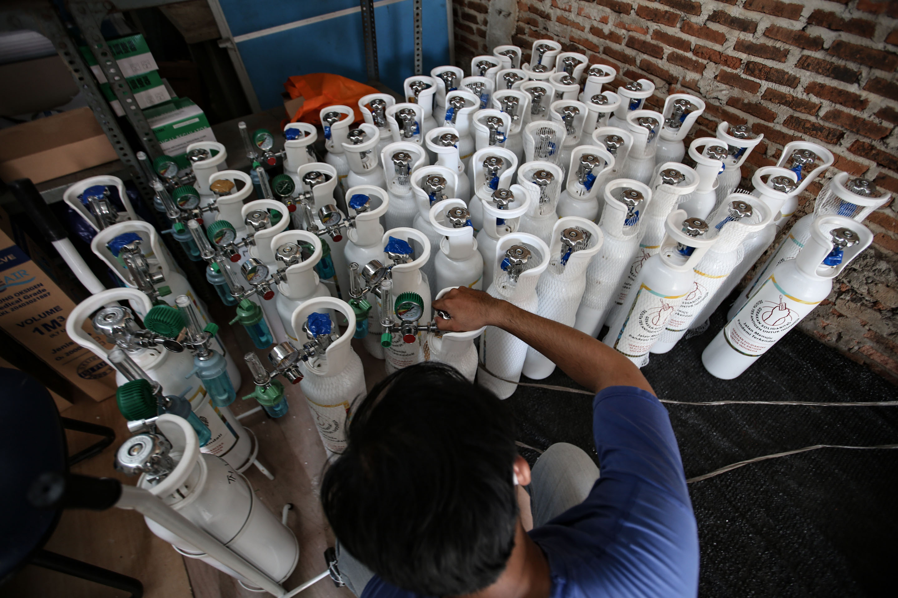 Ilustrasi relawan mengecek tabung oksigen yang akan dipinjamkan. 