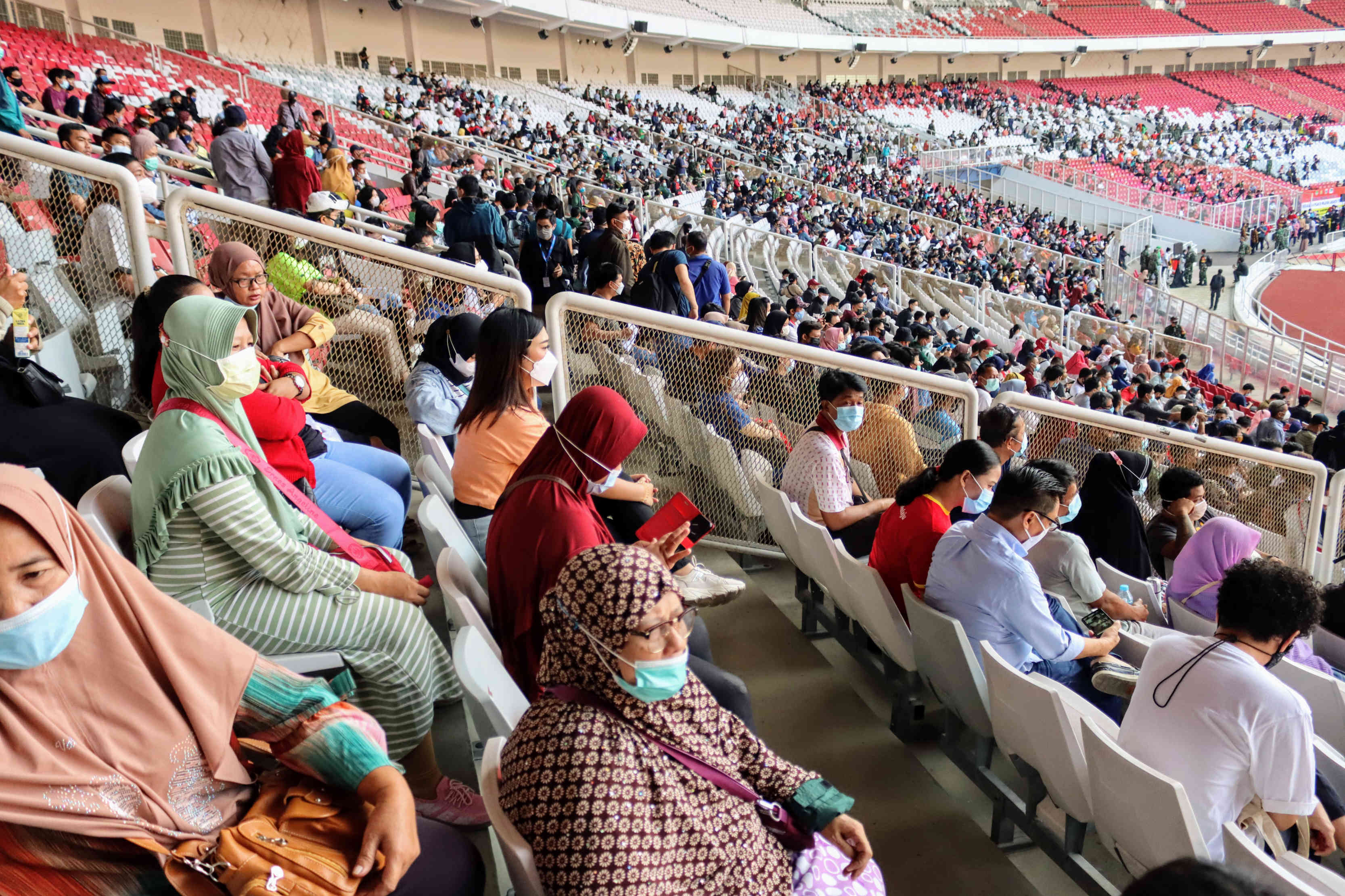 Warga mendatangi Stadion Gelora Bung Karno (GBK), Jakarta, Sabtu (26/6/2021), untuk mendapatkan vaksin Covid-19.