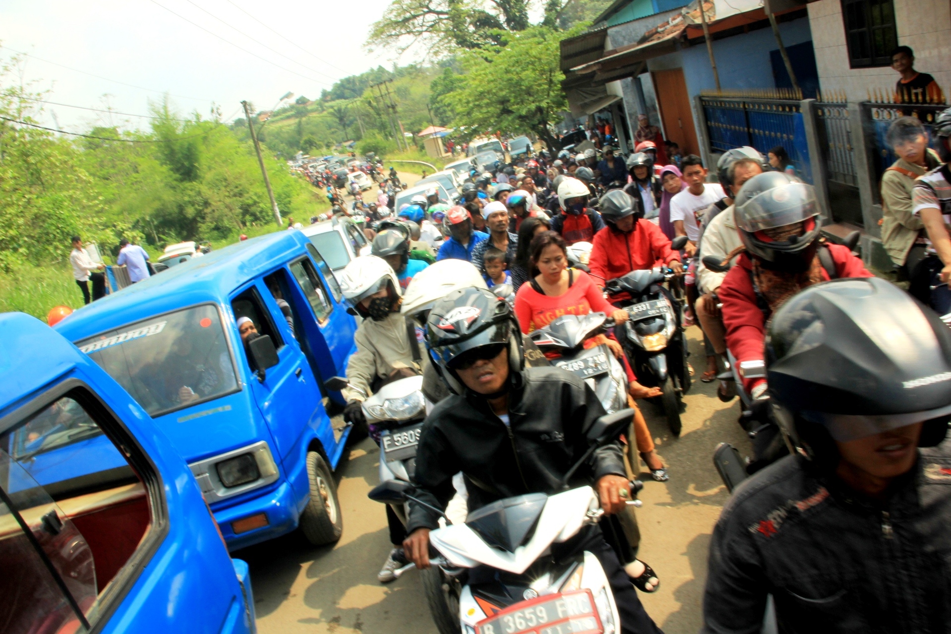 Jalur alternatif jadi macet karena beberapa jalur utama ditutup.