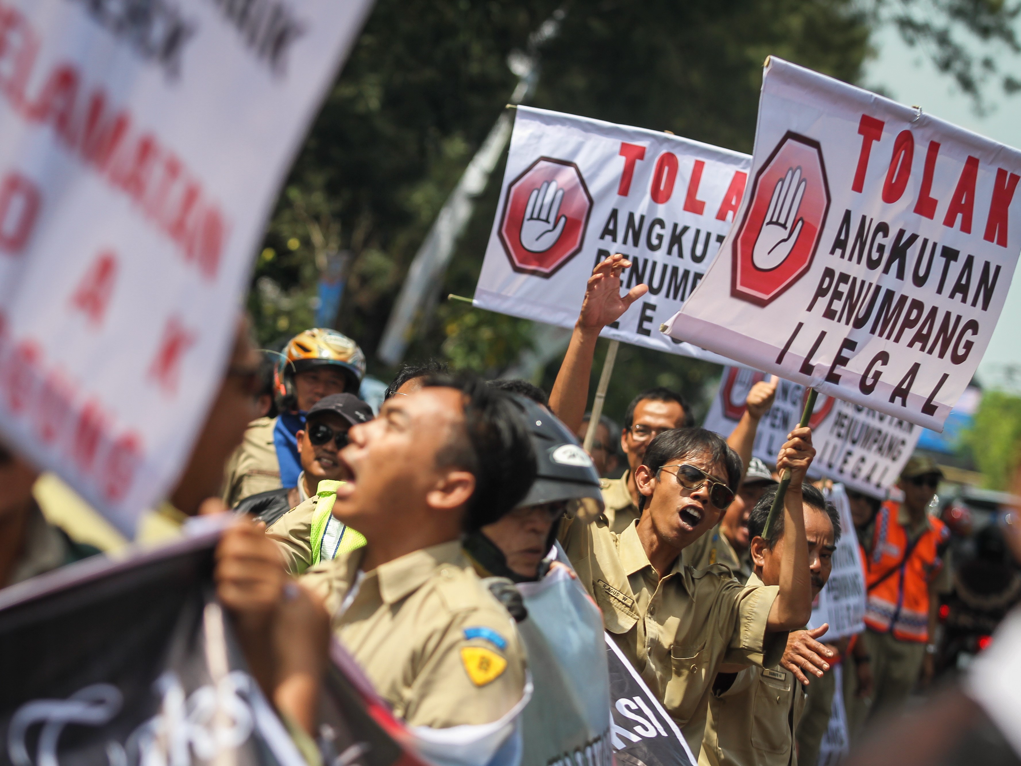 Pengemudi taksi melakukan aksi unjuk rasa menolak operasi angkutan penumpang ilegal di Solo, Jawa Tengah, beberapa waktu lalu.