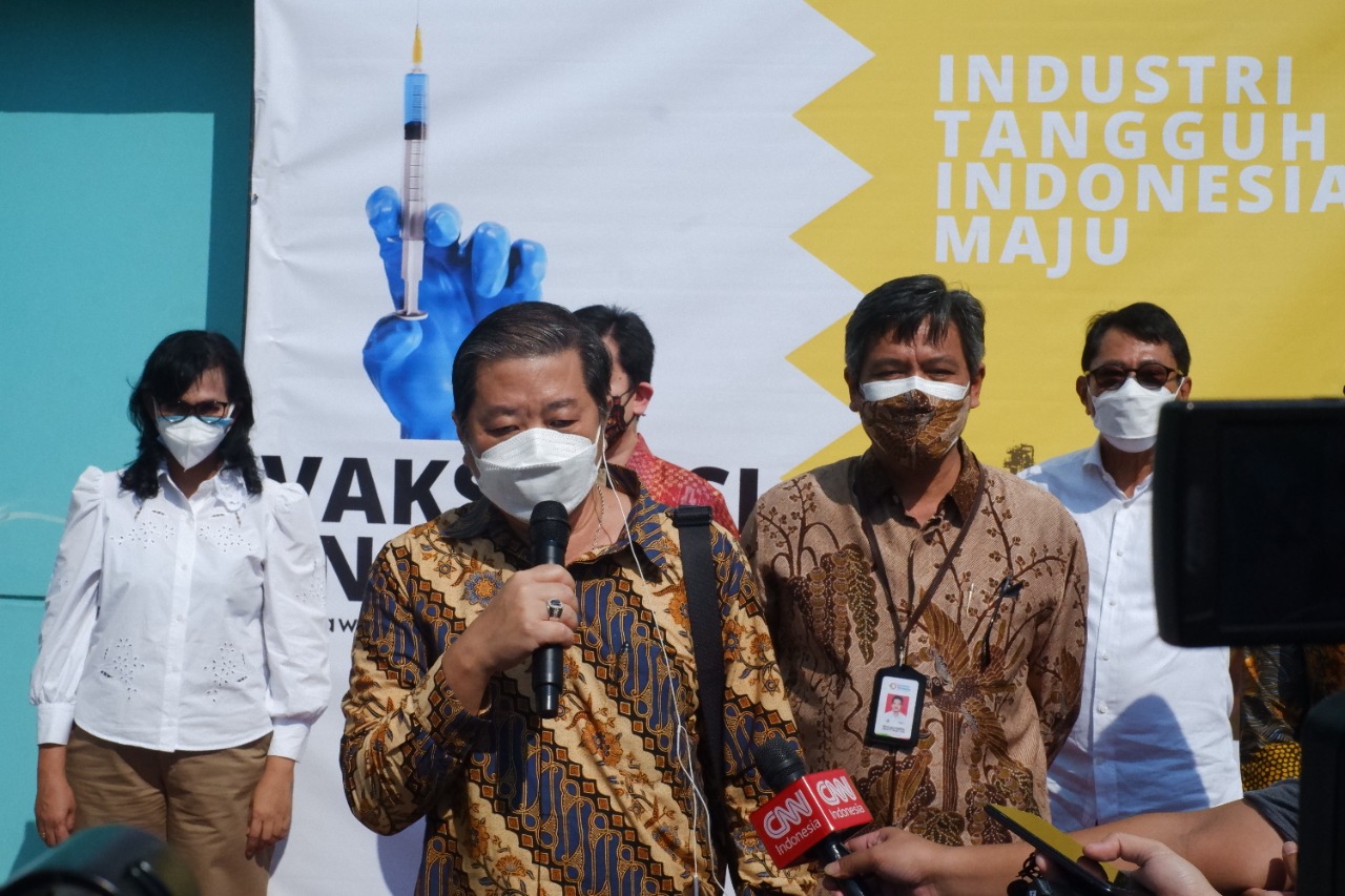 Pangesti Bernardus, Head of Corporate Communication PT. Kapal Api Global, diwawancarai wartawan saat pelaksanaan vaksinasi Covid-19.