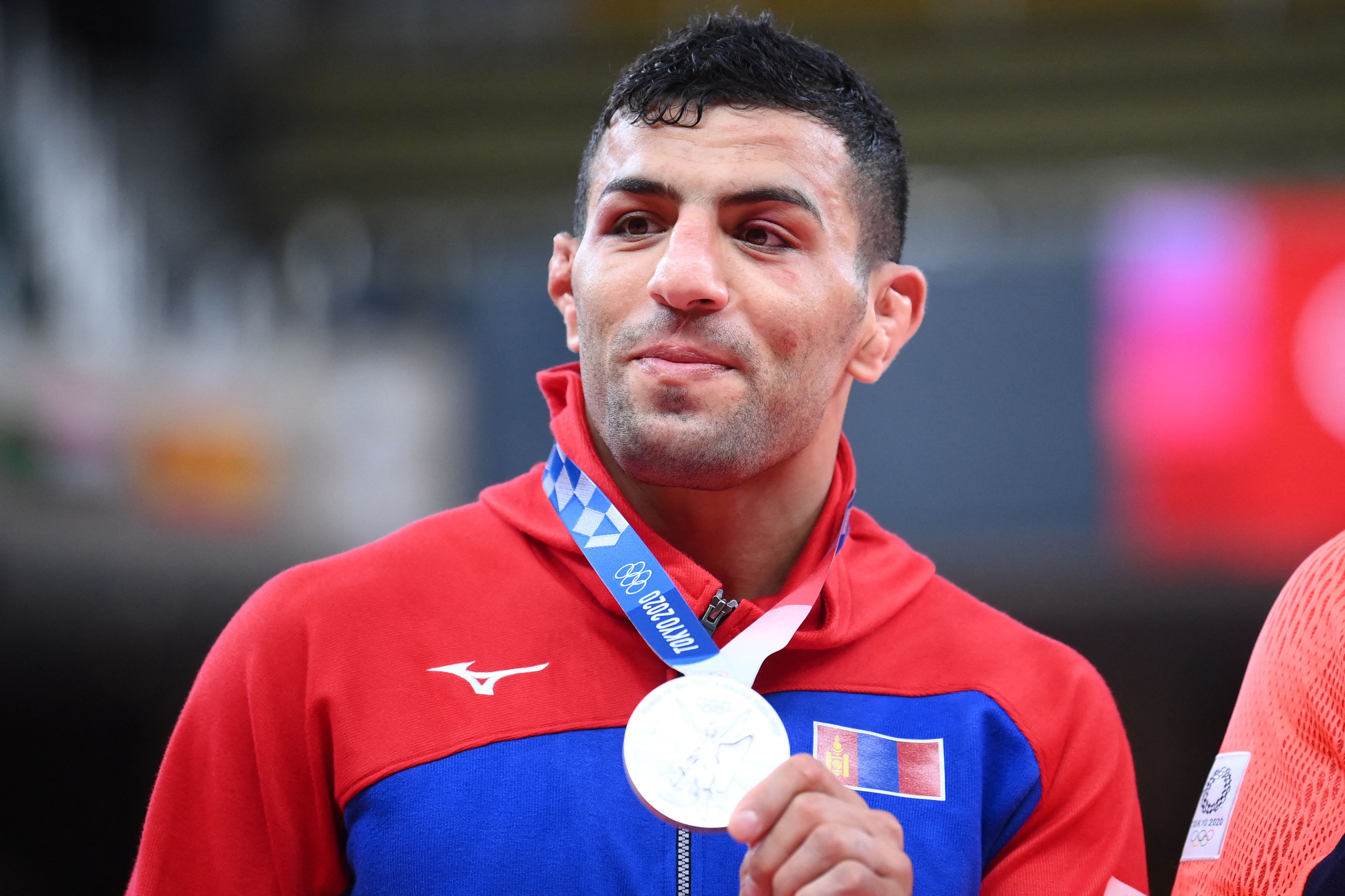 Judoka Mongolia Saeid Mollaei memamerkan medali perak Olimpiade Tokyo 2020.