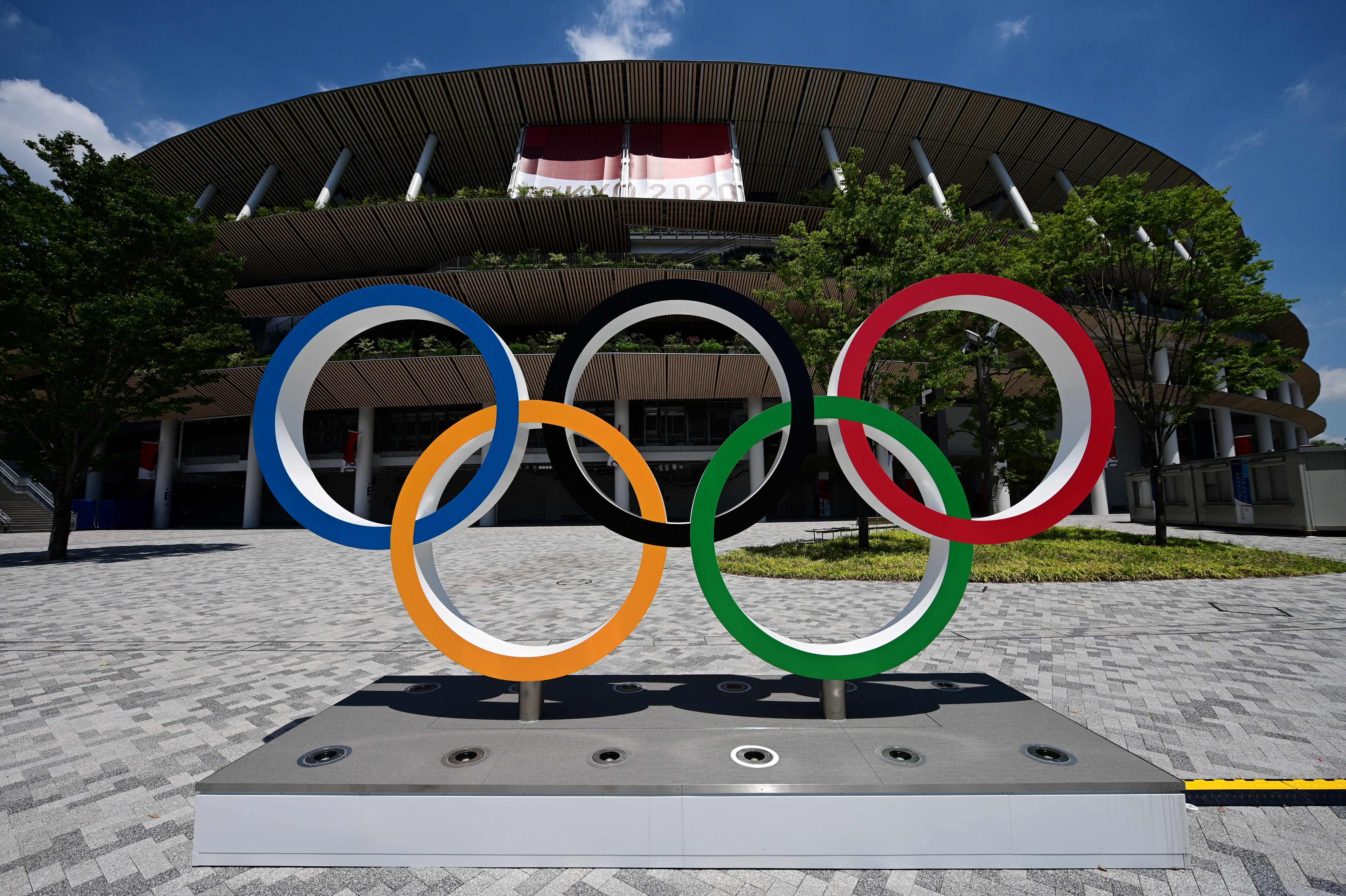 Cincin Olimpiade terlihat di depan Stadion Nasional Tokyo.