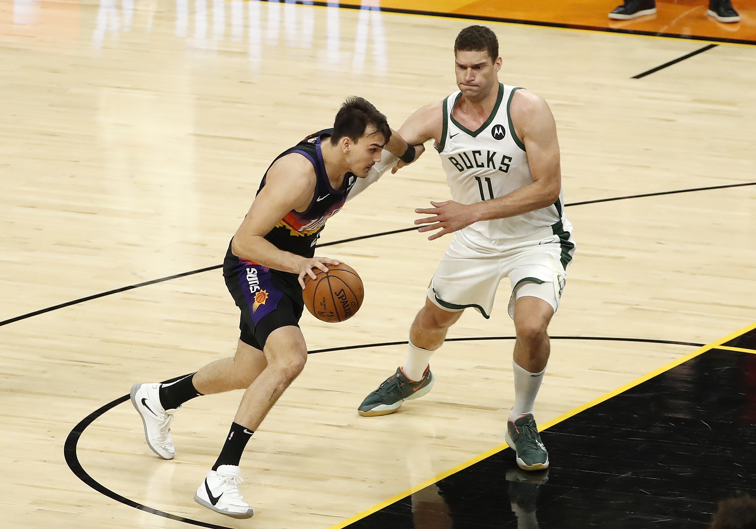 Forward Phoenix Suns Dario Saric (kanan) dalam Gim 1 final NBA melawan Milwaukee Bucks