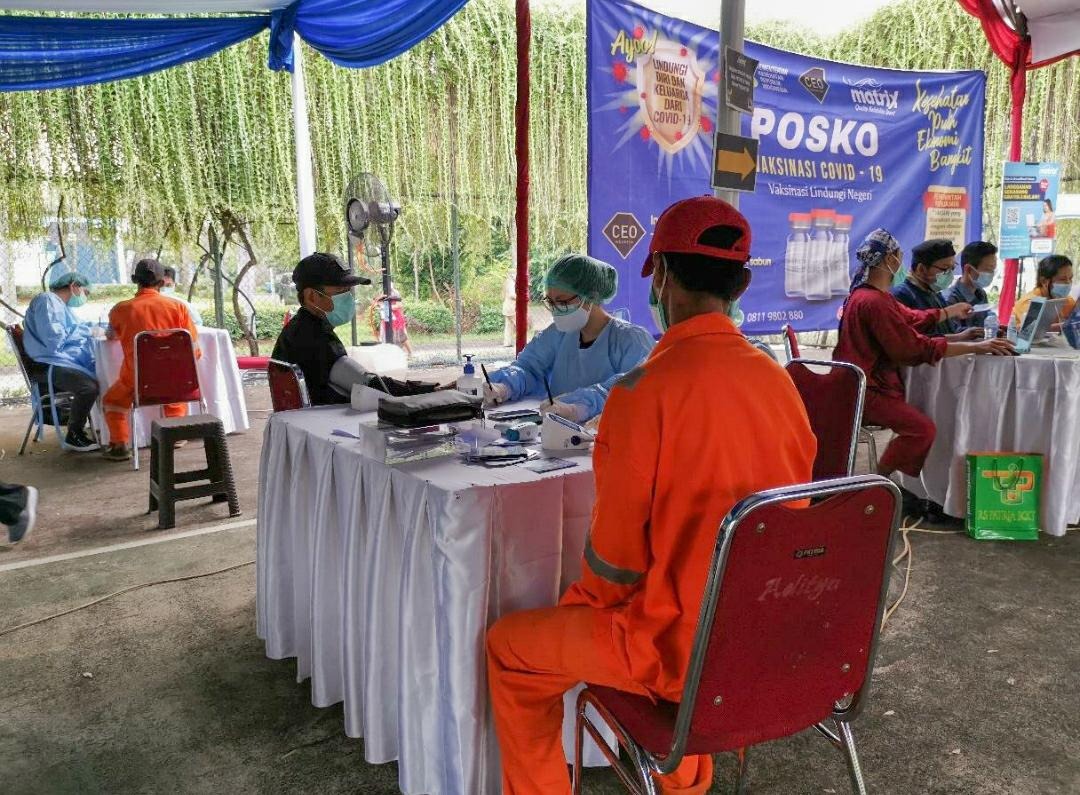 Seorang warga tengah divaksinasi.