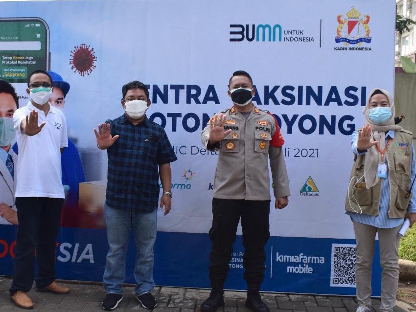 Perwakilan Kimia Farma Diagnostika, Dian Agustini,​ dan Kapolsek Cikarang Pusat Awang Parikesit (pertama dan kedua kanan)​.