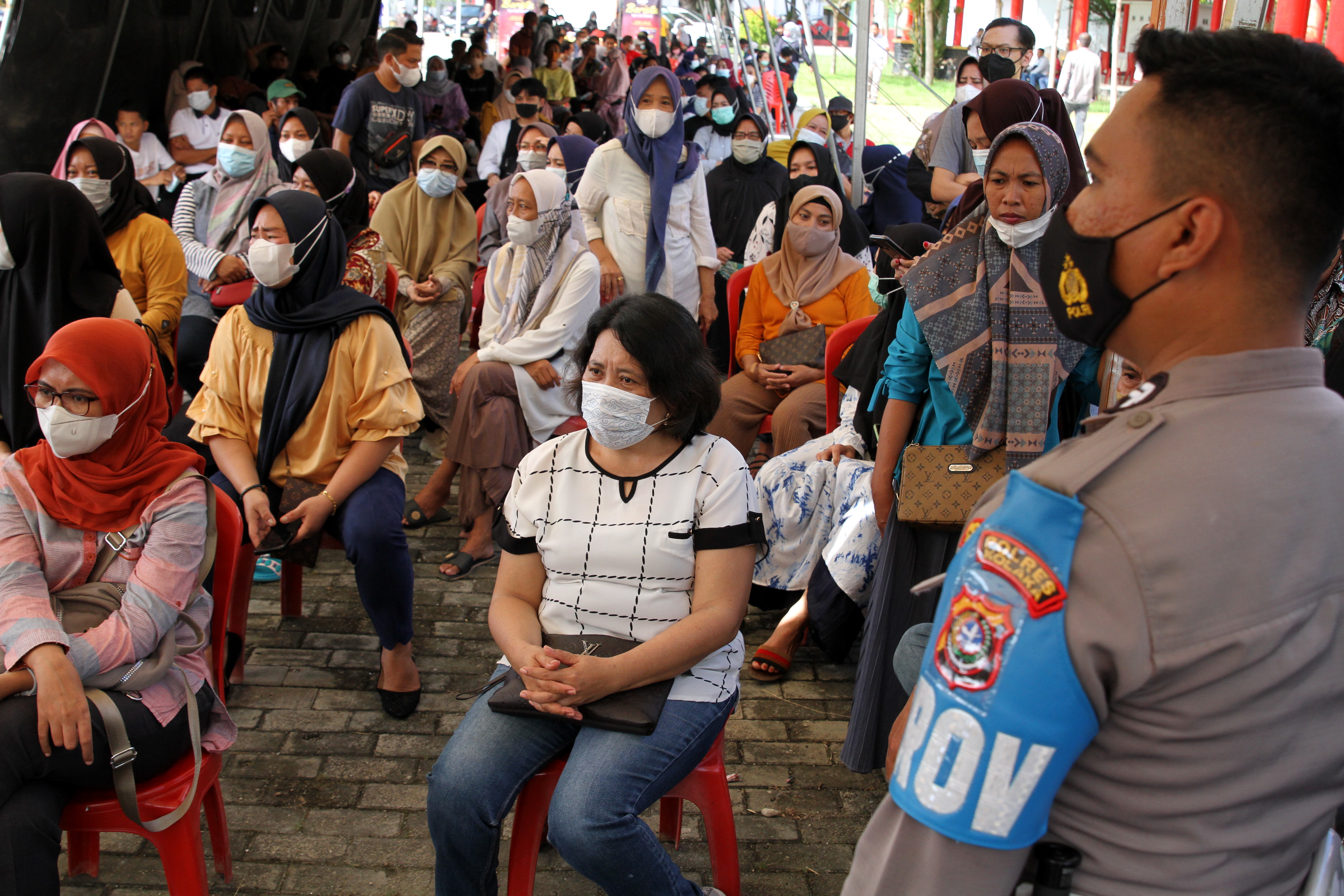 Polres Kolaka, Sulawesi Tenggara, melakukan vaksinasi untuk warga dan memberi bantuan sembako