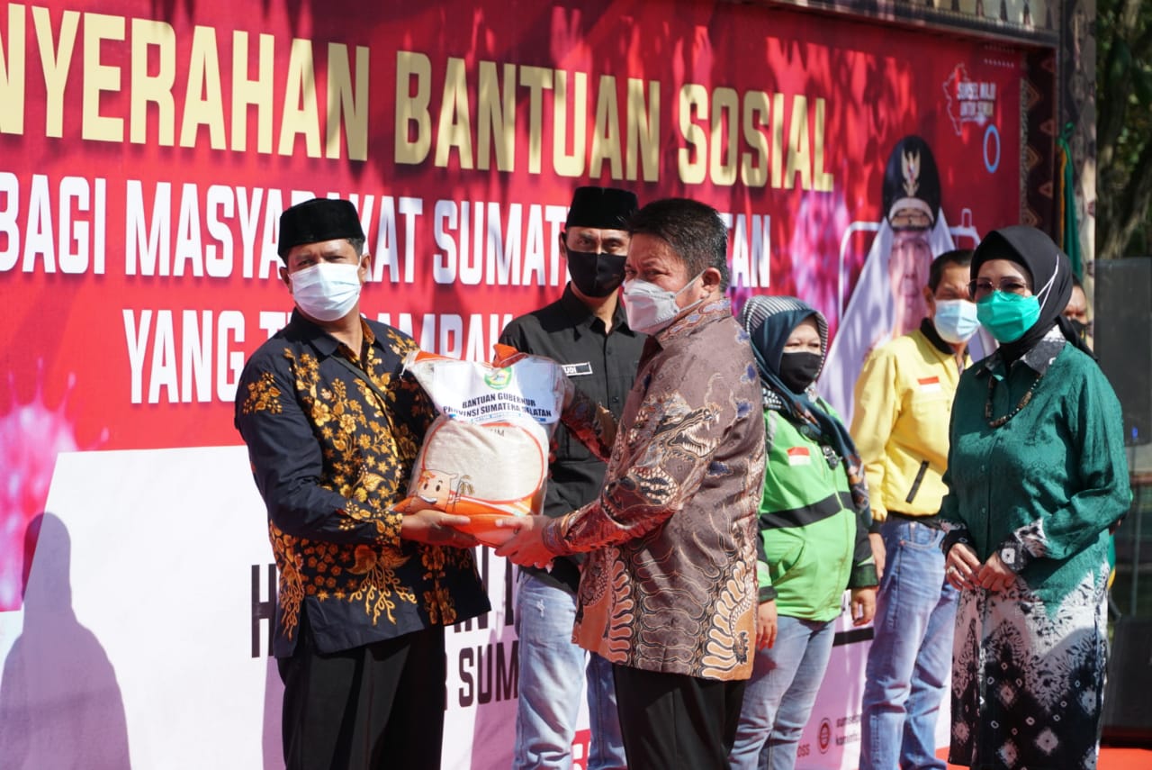 Gubernur Sumatra Selatan, Herman Deru menggelontorkan bansos 1.000 ton beras untuk masyarakat terdampak covid-19.