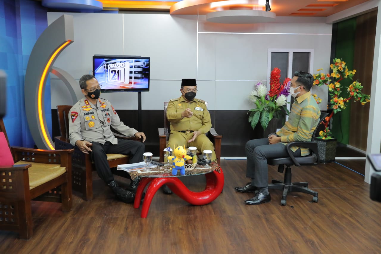 Gubernur Babel Erzaldi Rosman (tengah) dan Kapold Babel Irjen Pol Anang Syarif Hidayat dalam wawancara acara televisi.