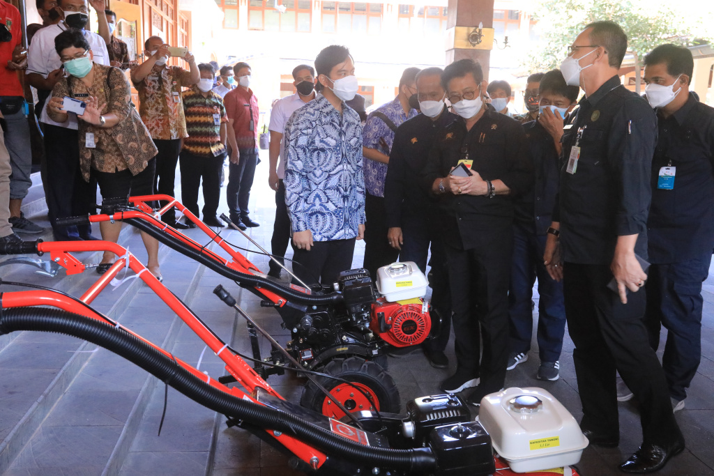 Menteri Pertanian Syahrul Yasin Limpor menyerahkan bantuan alsintan kepada Wali Kota Gibran Rakabuming Raka 