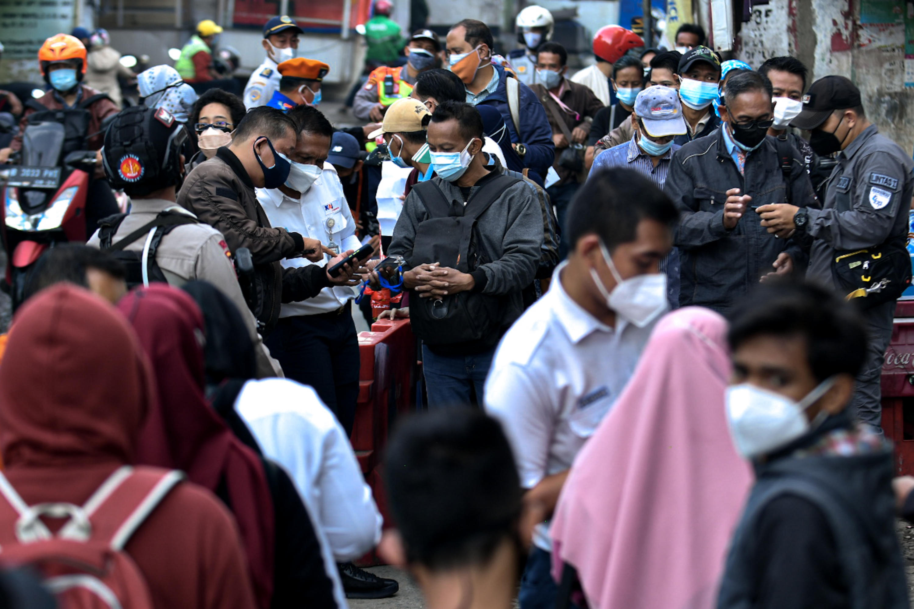 Petugas memeriksa Surat Tanda Registrasi Pekerja (STRP) di Stasiun Citayam, Depok, Senin (12/7).