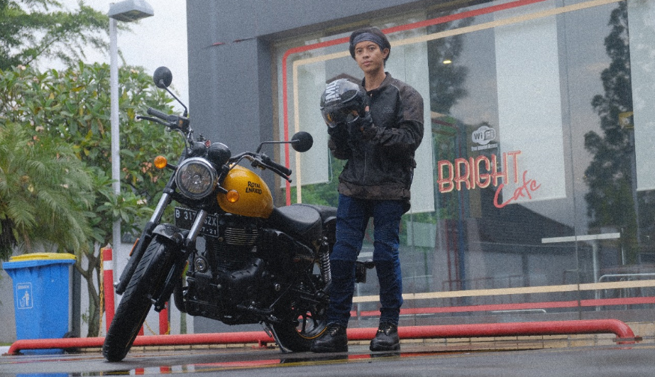 Bisma Karisma bersama Royal Enfield Meteor 350 kesayangannya.