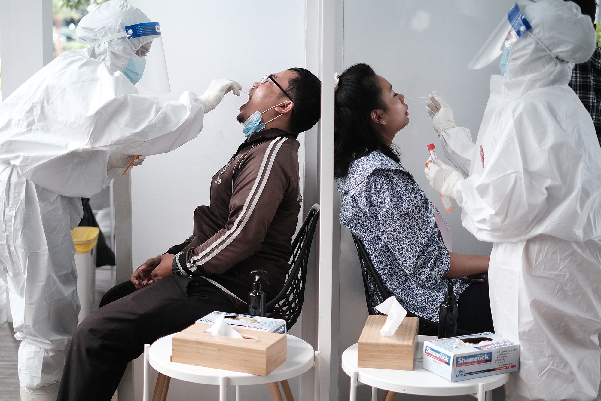 Petugas medis melakukan tes usap polymerase chain reaction (PCR) kepada warga yang melakukan tes secara mandiri di Bumame Farmasi, Jakarta.