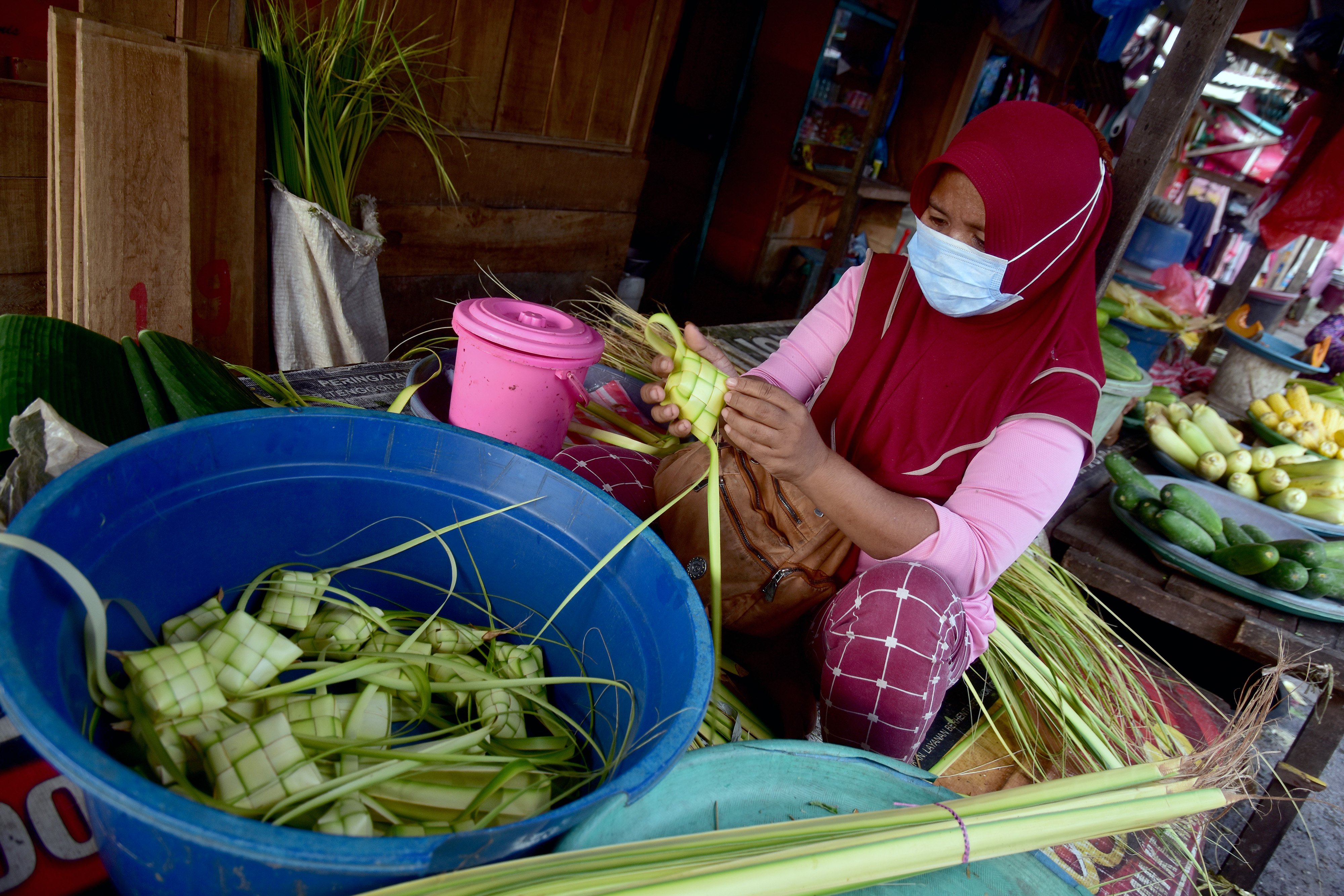 `Pedagang menyiapkan ketupat untuk dijual jelang Hari Raya Idul Adha