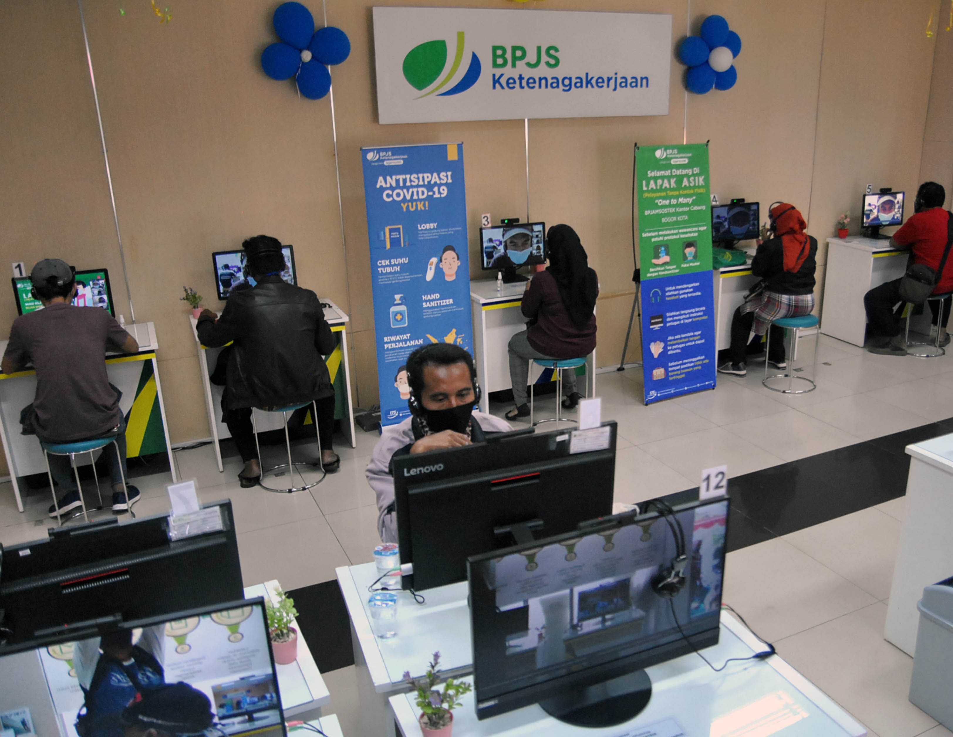 Sejumlah peserta BPJS Ketenagakerjaan atau BPJAMSOSTEK memanfaatkan Layanan Tanpa Kontak Fisik di Kantor Cabang Bogor Kota, Jawa Barat.