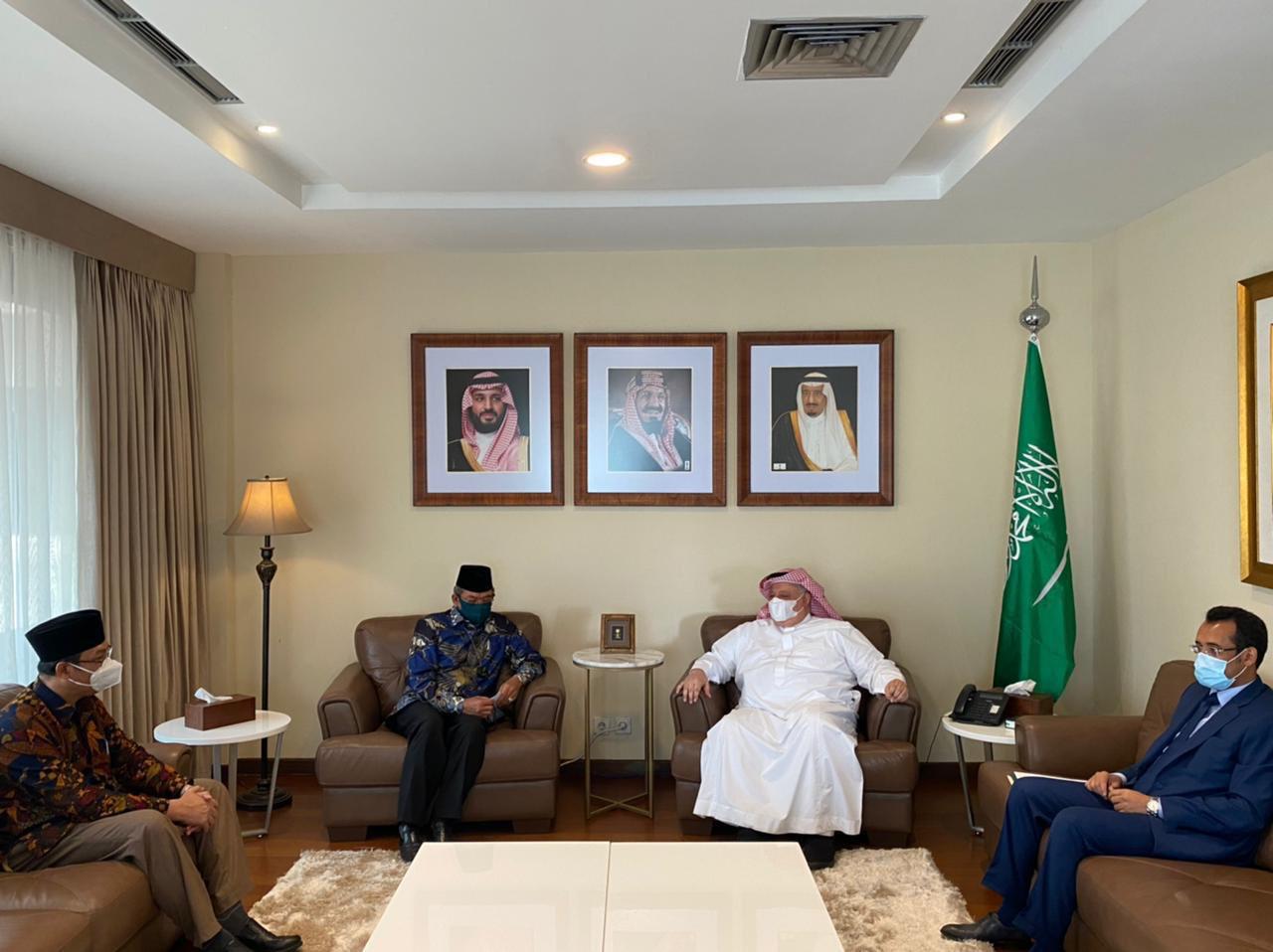 Plt Dirjen Penyelenggaraan Haji dan Umrah Kemenag Khoirizi (kiri) saat bertemu  Dubes Saudi untuk RI, Esham Altsaqafi, Kamis (29/7/2021)