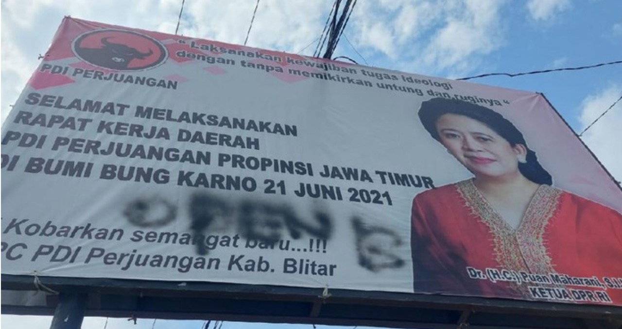 Baliho Puan Maharani yang dicoret-coret di Kota Surabaya