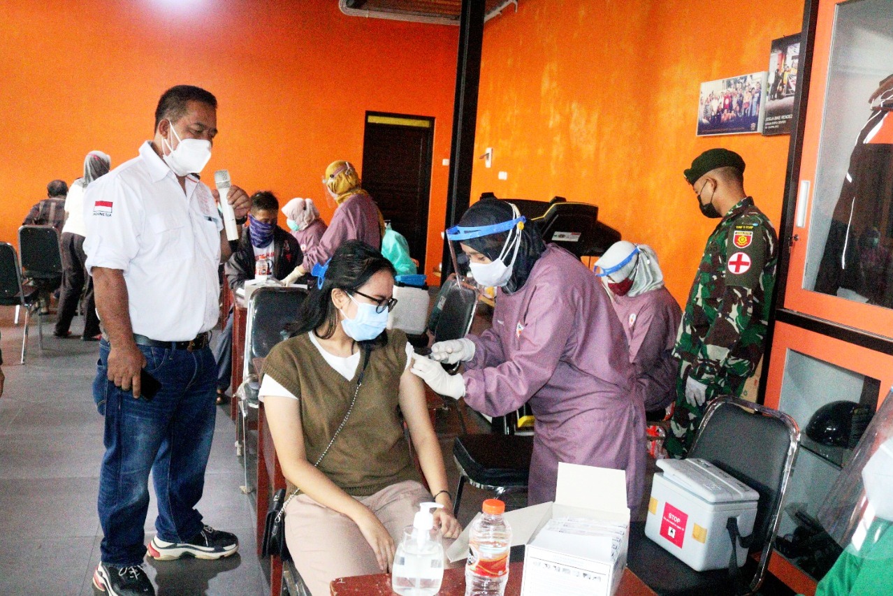 Polisi, TNI, dan HDCI dukung herd immunity melakukan vaksinasi kepadamasyarakat dalam program pemulihan perekonomian di masa pandemi.