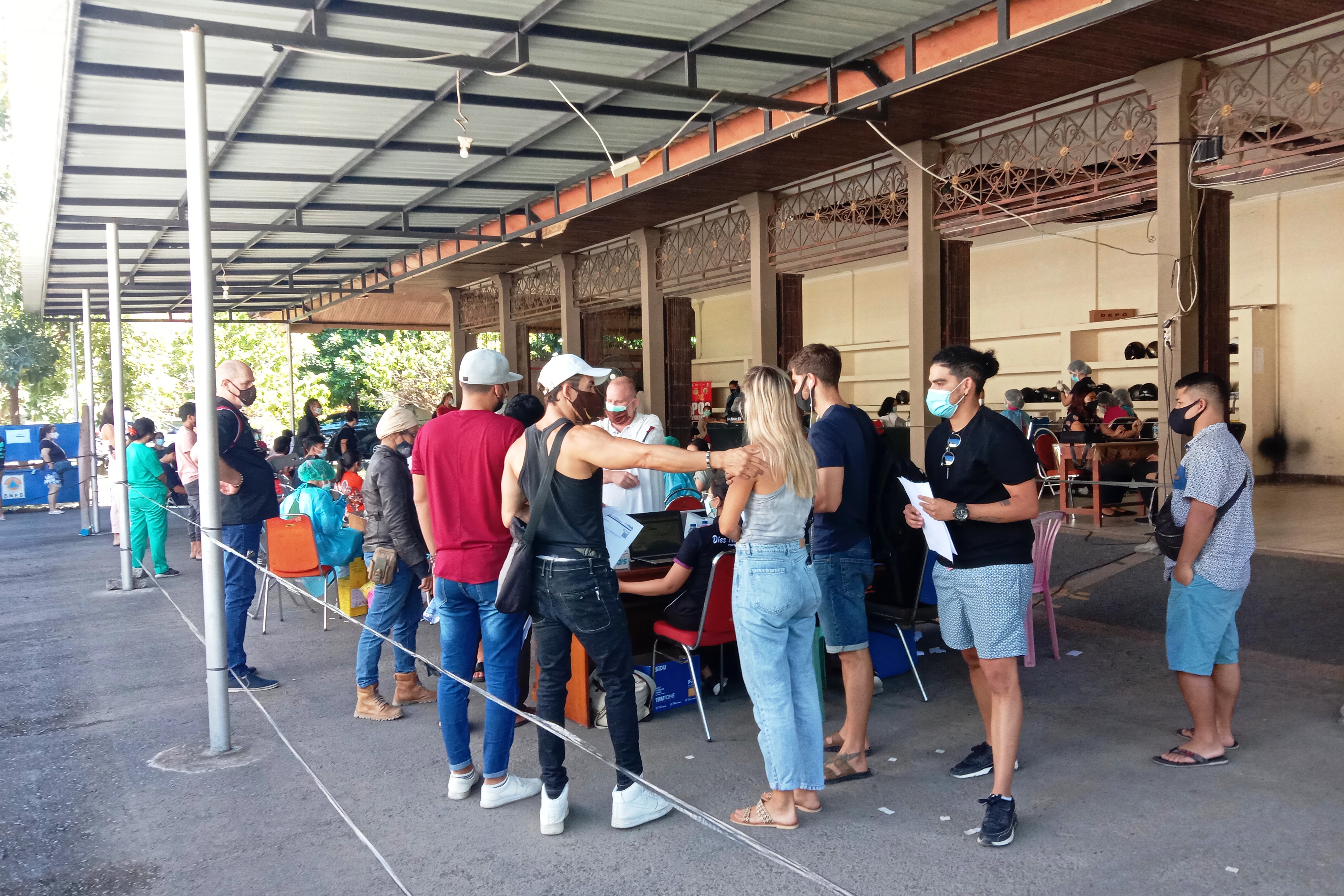 Abaikan Prokes, Orang Asing Berebut Vaksin di DPRD Bali