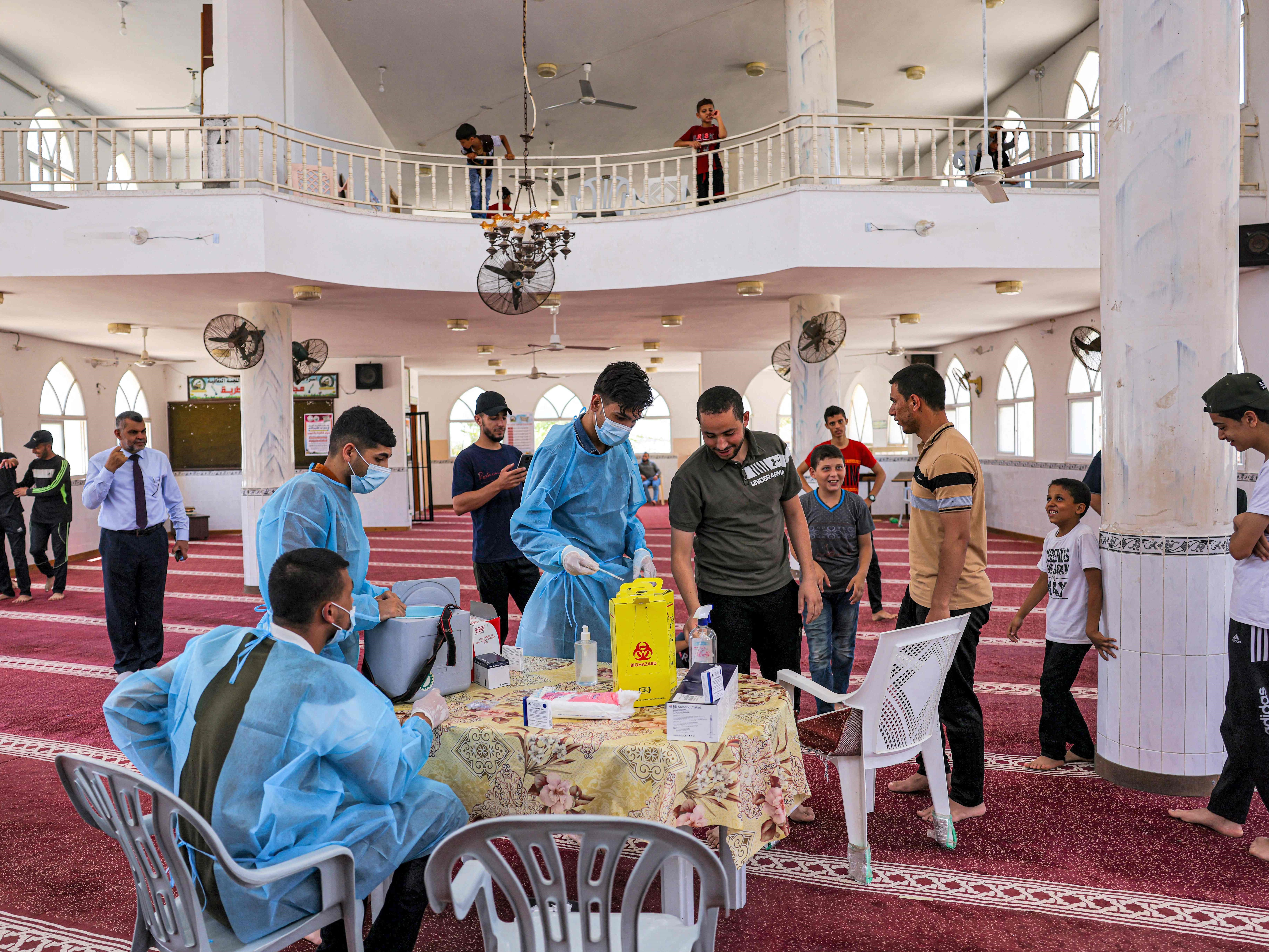 Seorang pekerja medis Palestina menyiapkan dosis vaksin Sputnik V covid-19 Rusia di suatu masjid di kota Khan Yunis di Gaza.