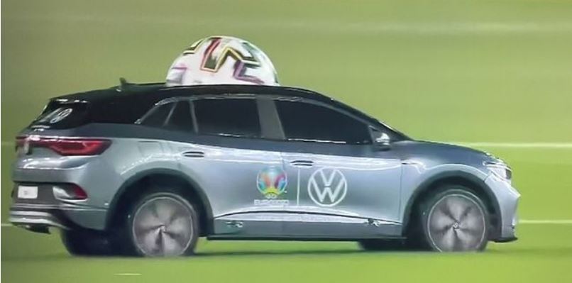 Mobil volkswagen mini yang membawa bola Piala Eropa 2020 sebelum kick off.