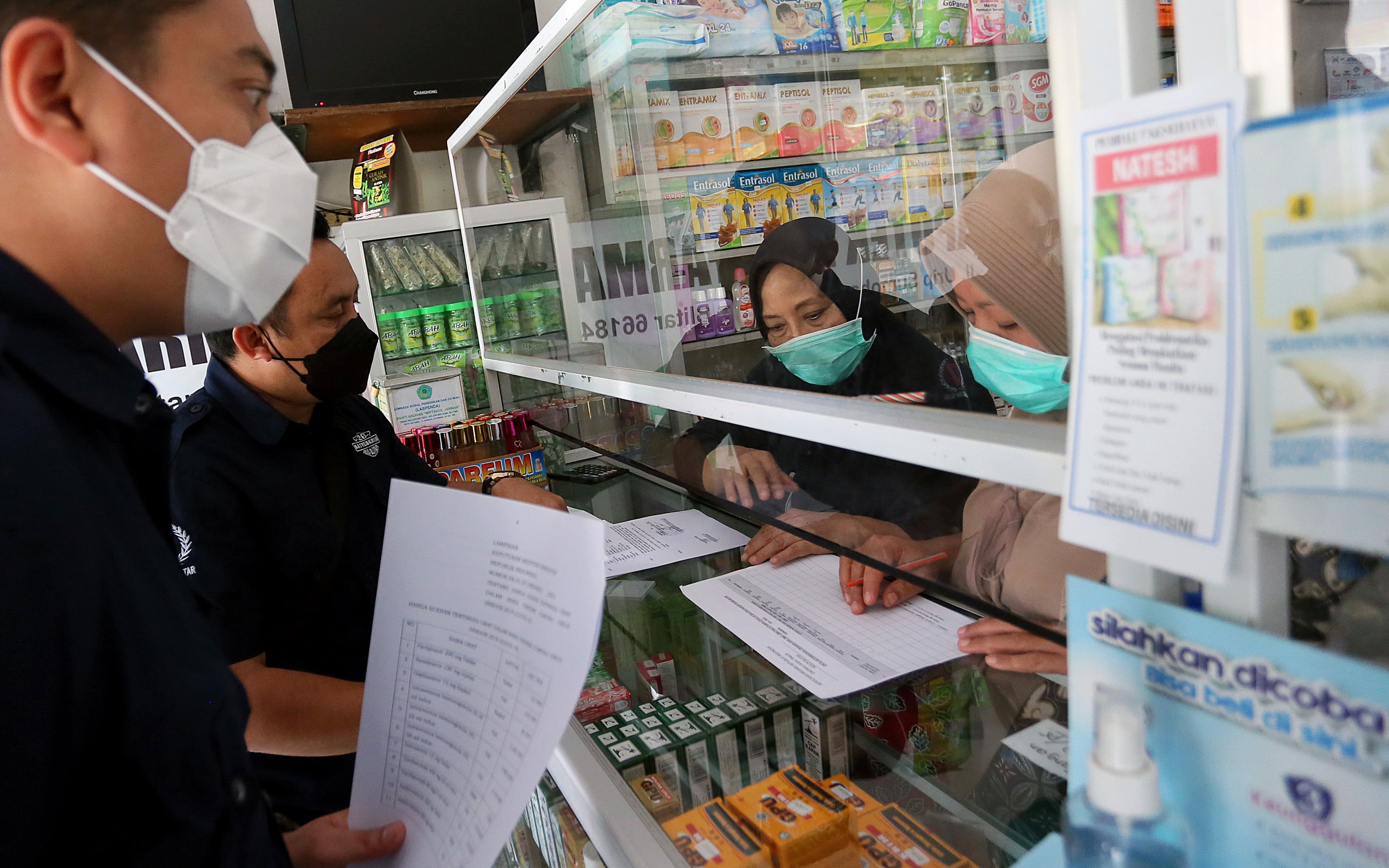 Ilustrasi razia obat terapi covid-19 di atas HET.