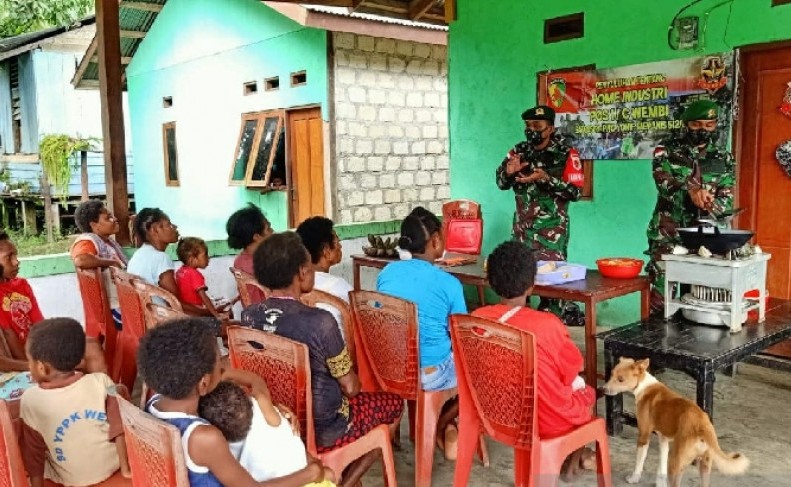 Anggota Satgas Pamtas RI-PNG Yonif 512/QY mengajarkan embuat keripik pisang untuk mama Papua di perbatasan Kampung Wembi Kabupaten Keerom. 