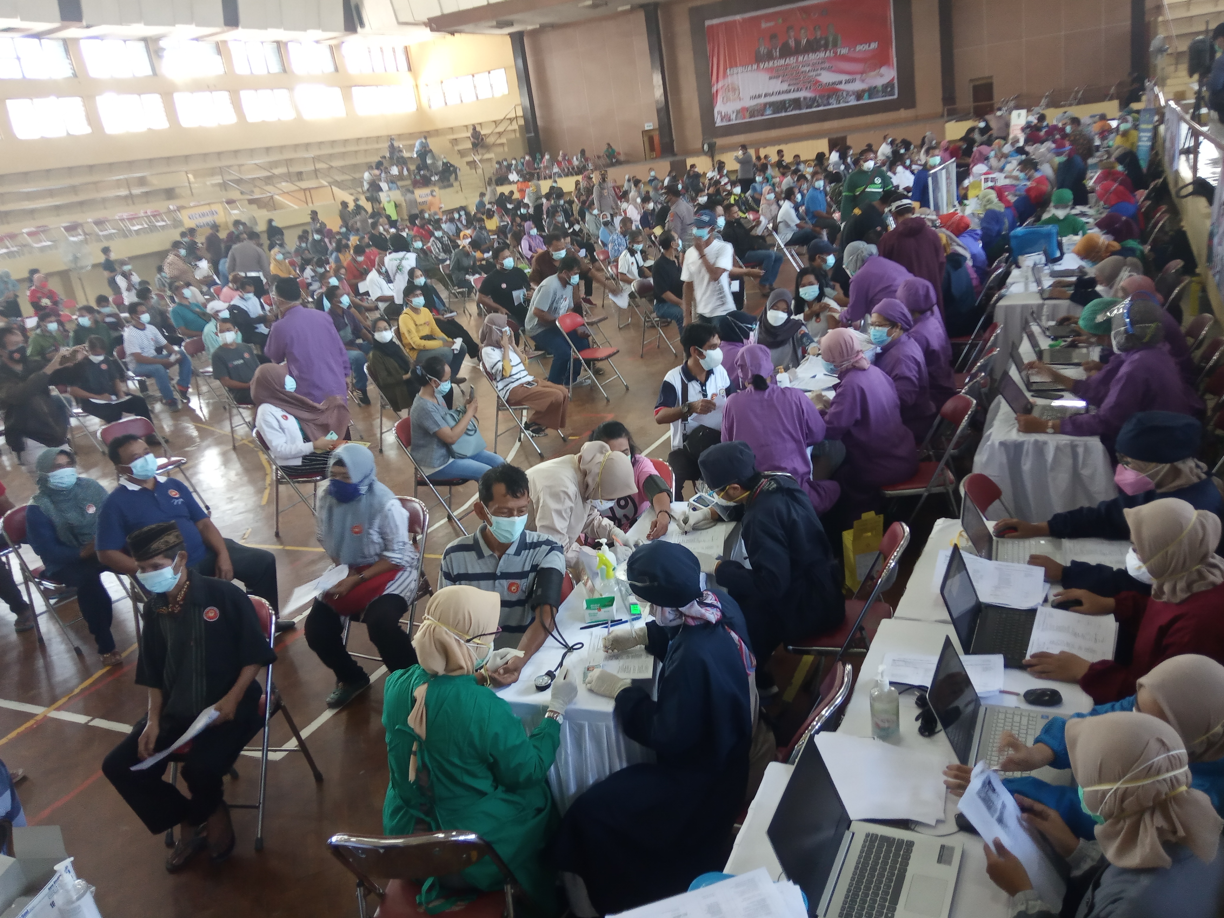 Vaksinasi massal terus dilakukan di Klaten, Jawa Tengah, dalam upaya menekan angka penjangkitan covid-19. 