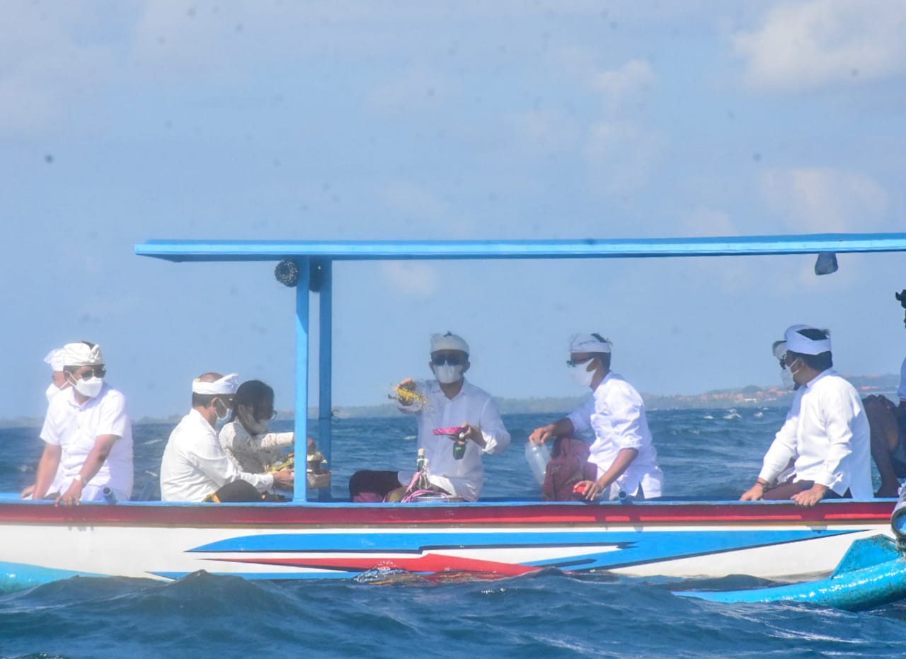 Pelaksanaan Upacara Peneduh Jagat, Pamlehpeh dan Mapekelem di Pantai Segara Mertasari Sanur, Denpasar, Jumat (23/7).