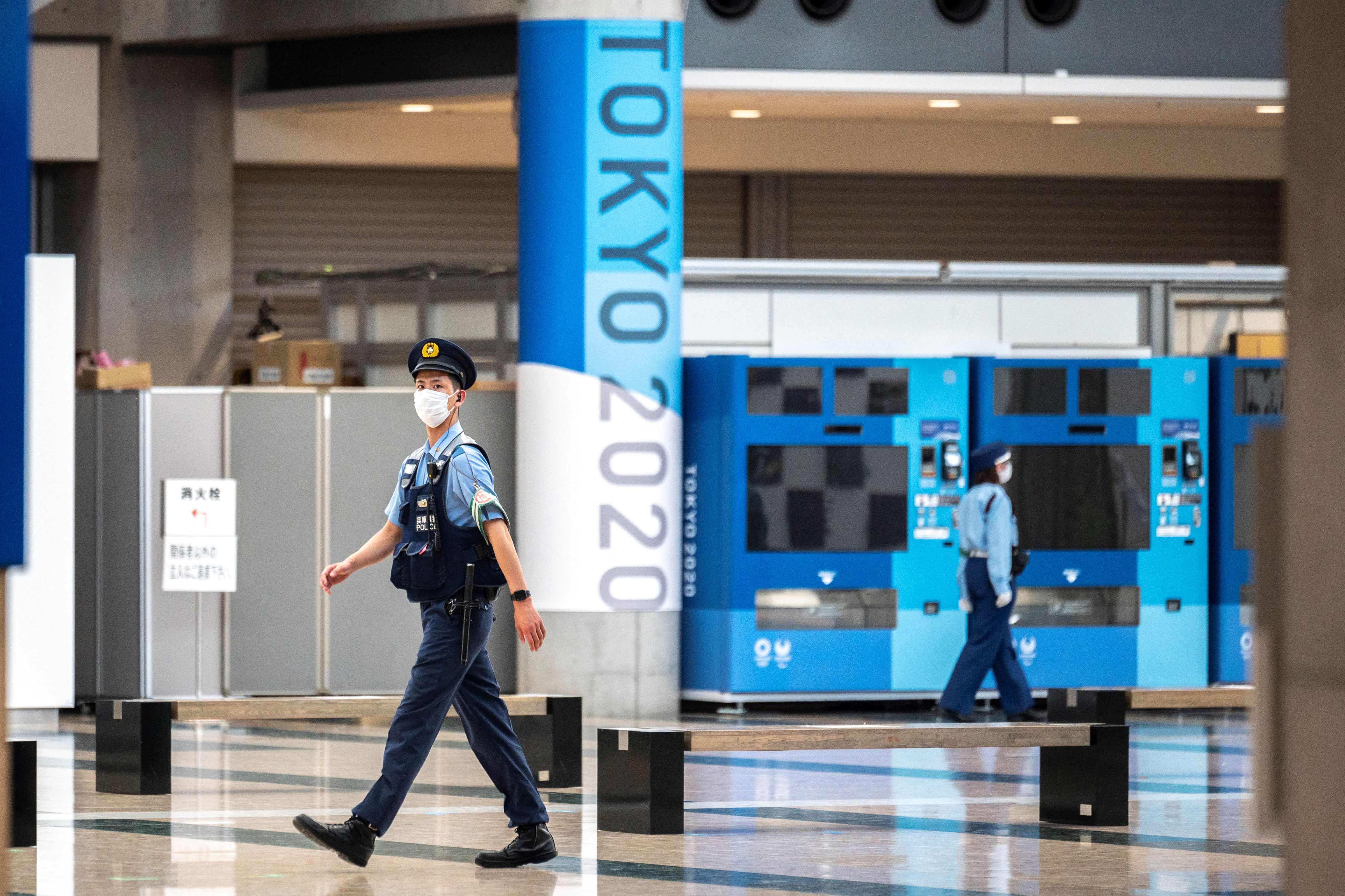 Polisi melakukan pengawasan di Tokyo Big Sight yang jadi pusat Pusat Siaran Internasioal dan Pusat Media Utama untuk Olimpiade Tokyo 2020.