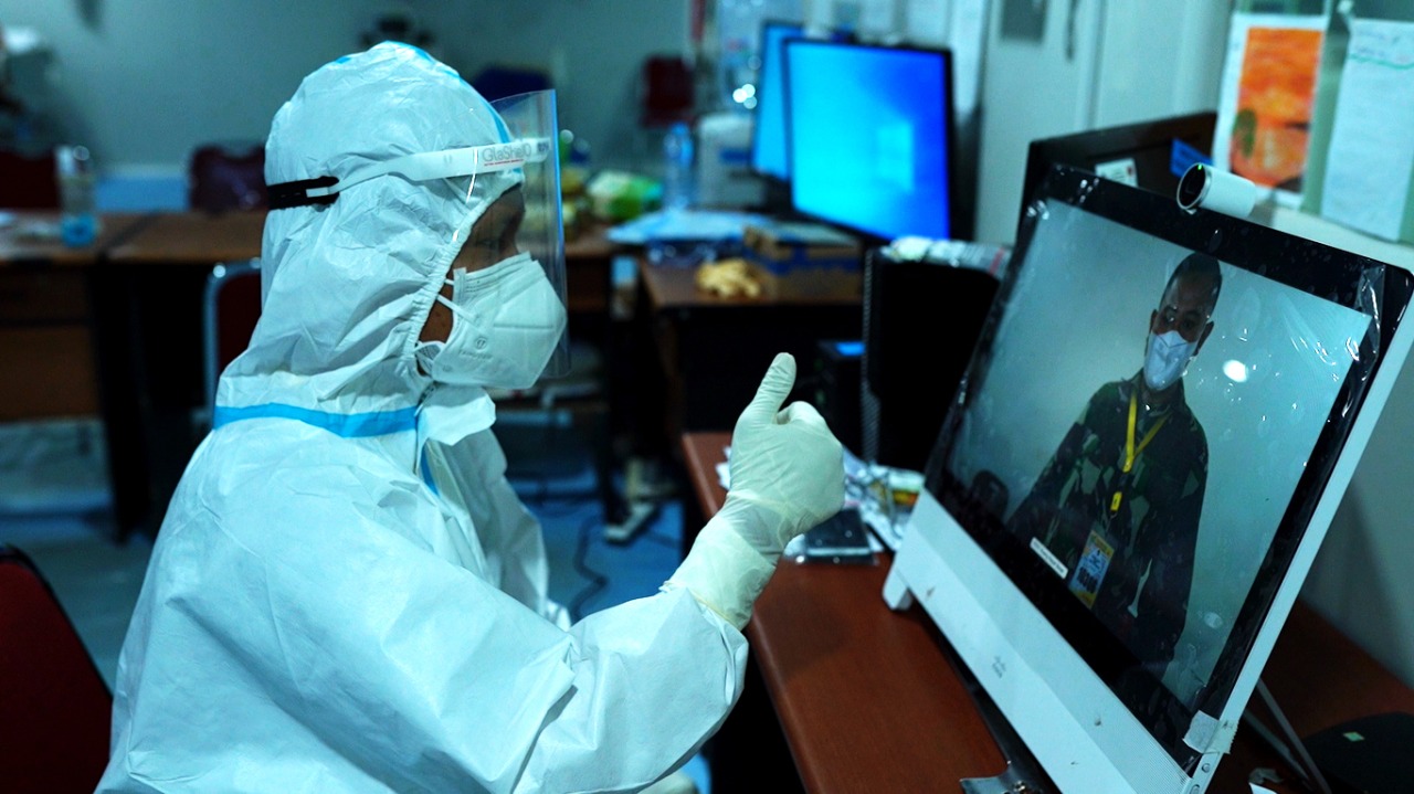 RS Darurat Covid-19 Wisma Atlet mendapat bantuan 60 unit perangkat sistem atau teknologi konferensi video. 