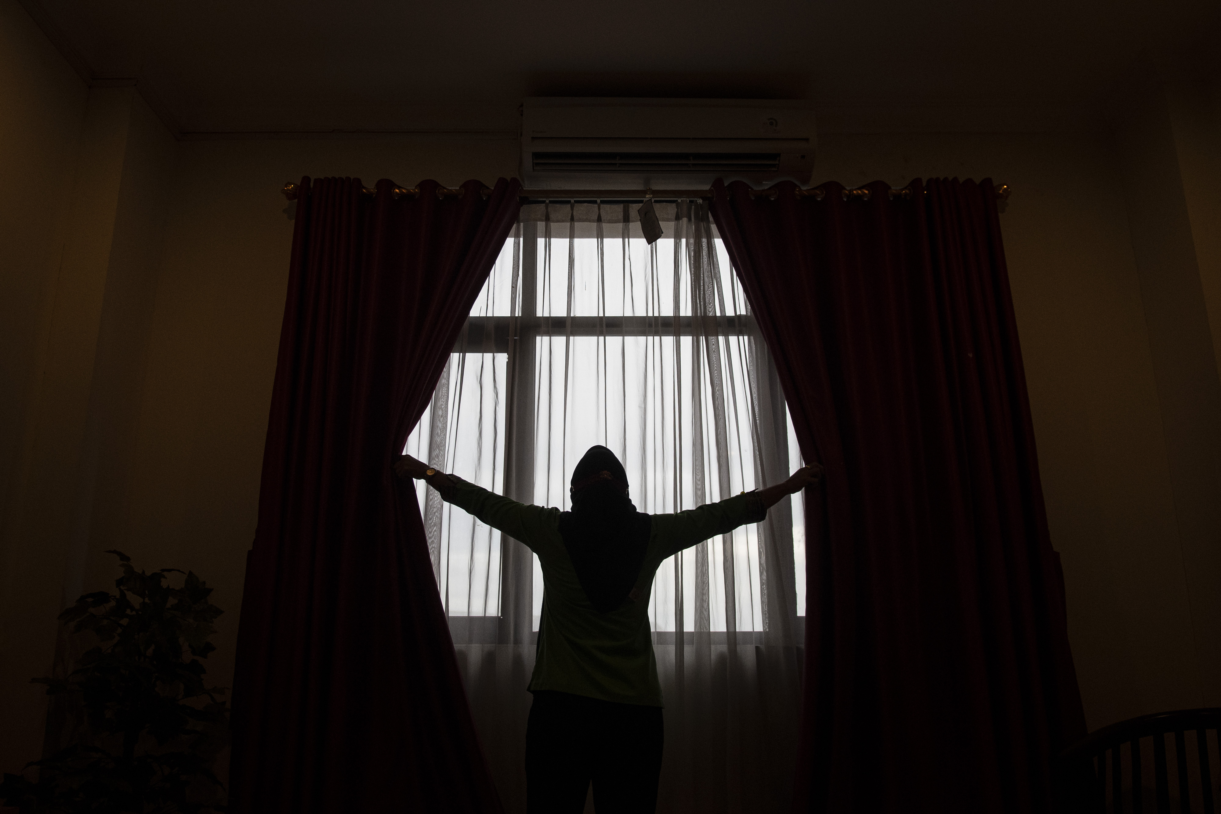 Ilustrasi petugas membersihkan kamar untuk tempat karantina pasien covid-19.