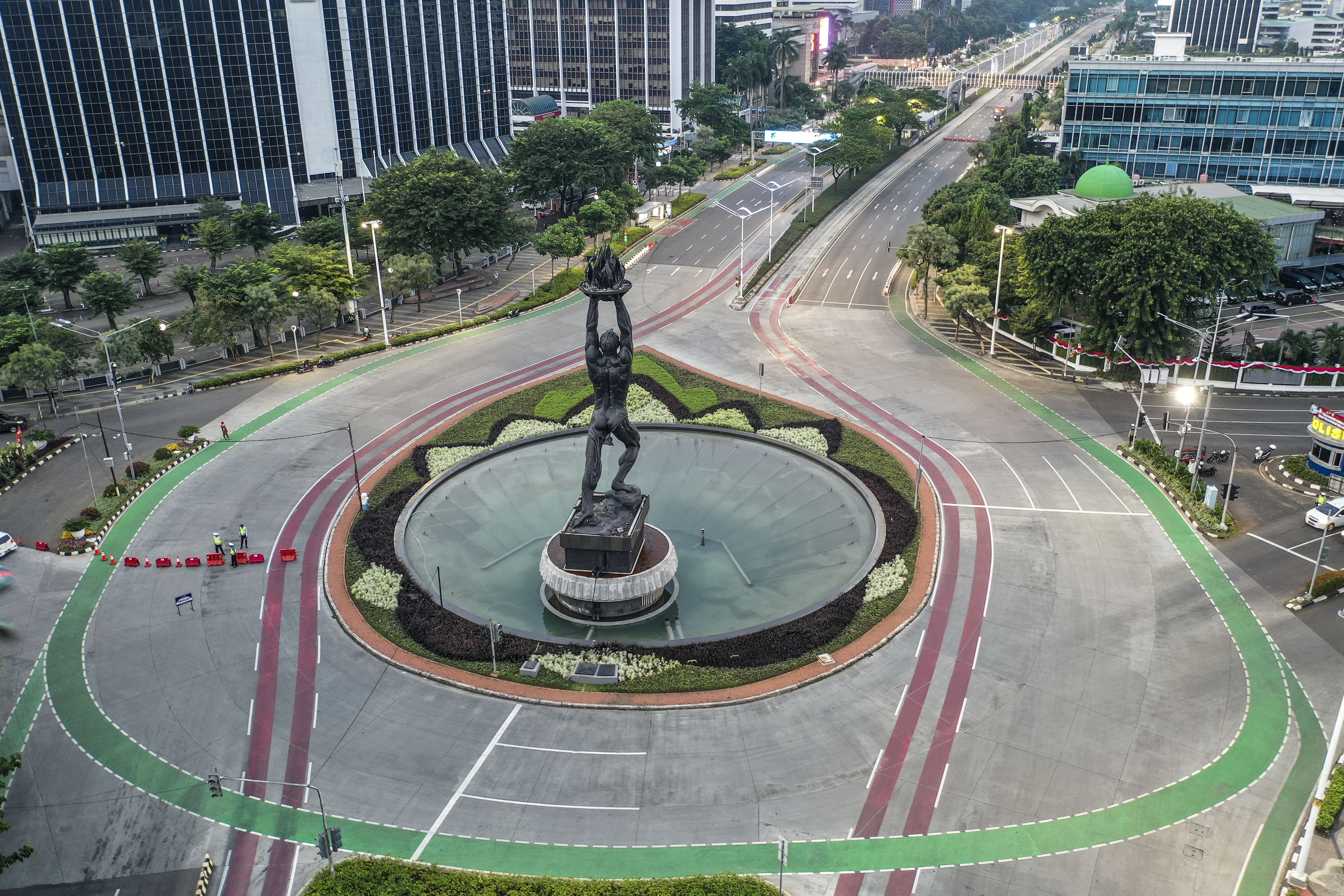 Suasana di sekitar Patung Pemuda Senayan, Jakarta saat diberlakukan PPKM Darurat