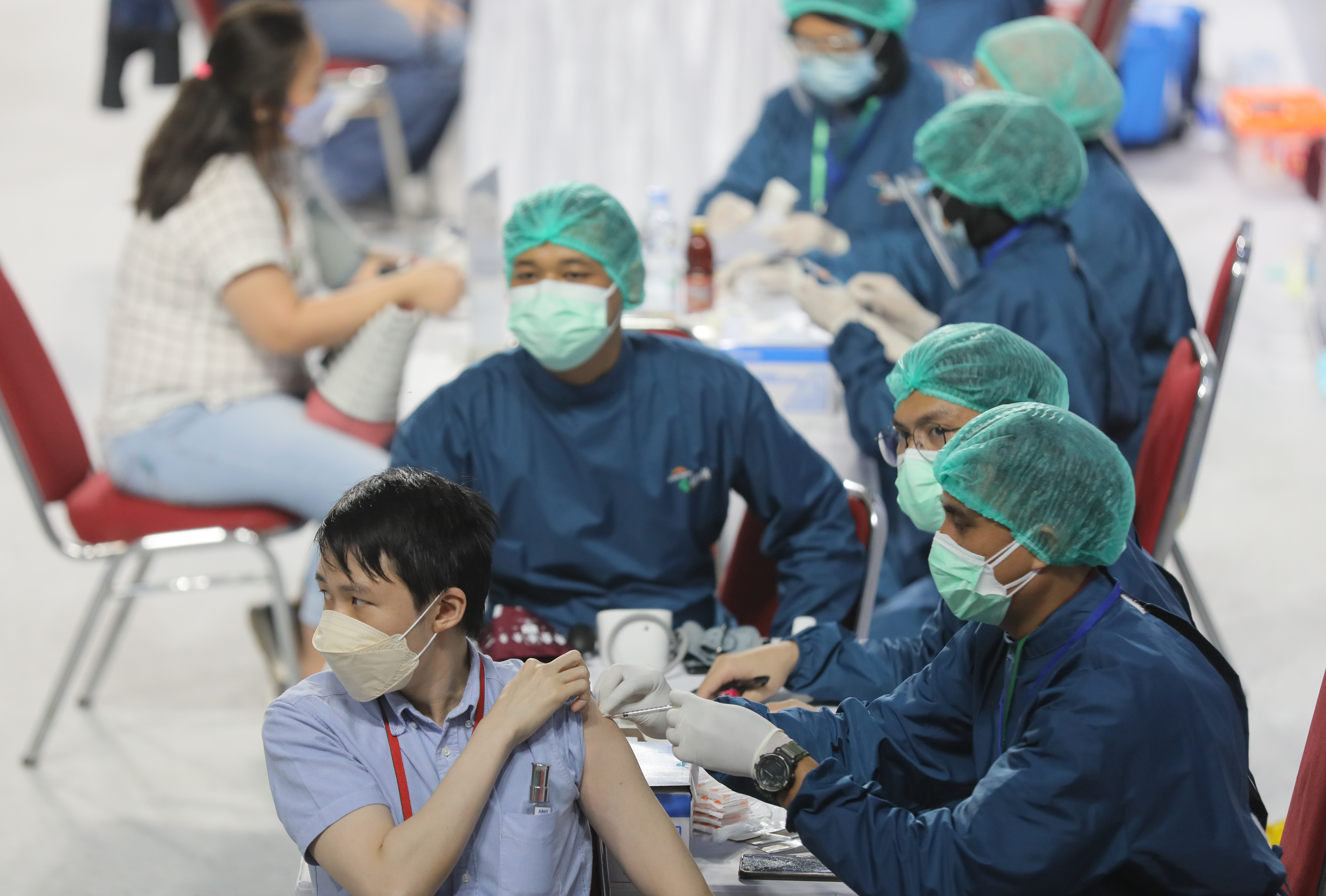 Karyawan bank menerima vaksinasi covid-19 di Sentra Vaksinasi Gotong Royong Perbanas, di Lapangan Tenis Indoor Senayan.