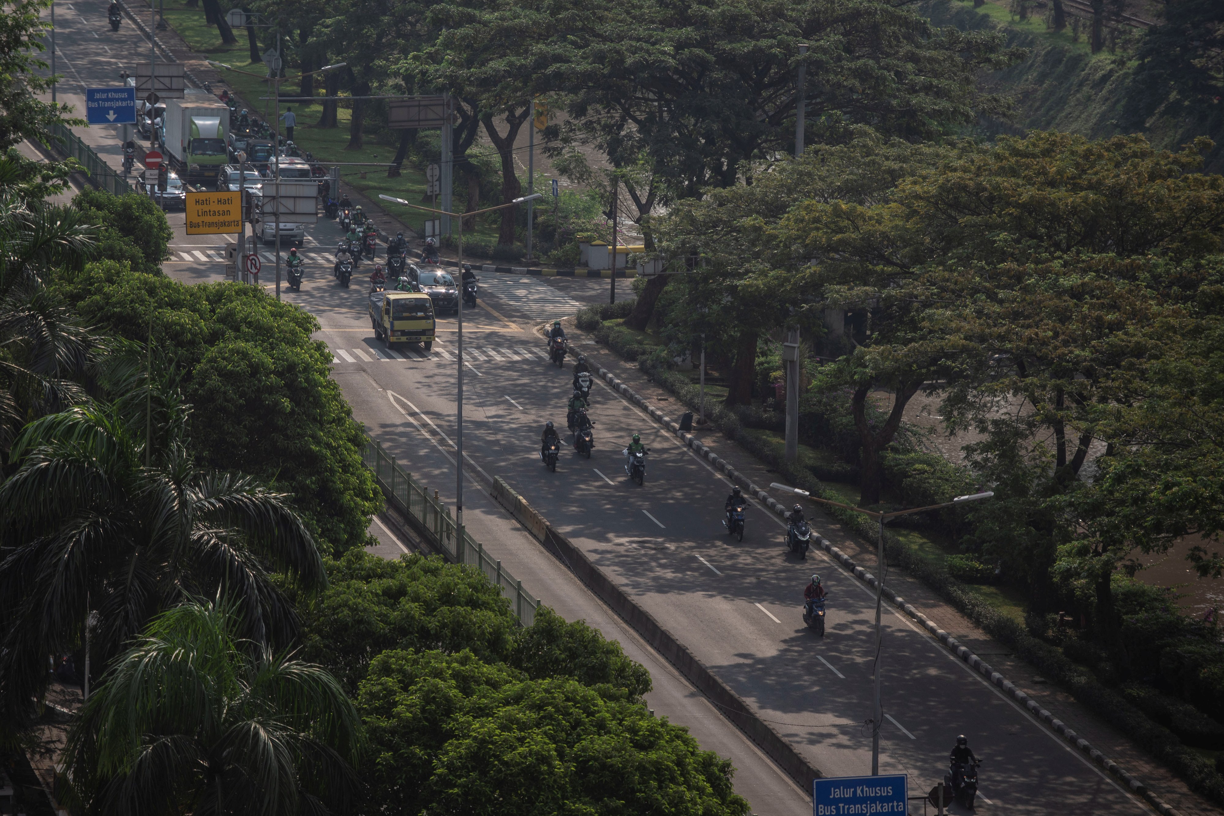 Kendaraan melintas di Jalan Sultan Agung, Jakarta, Jumat (9/7).