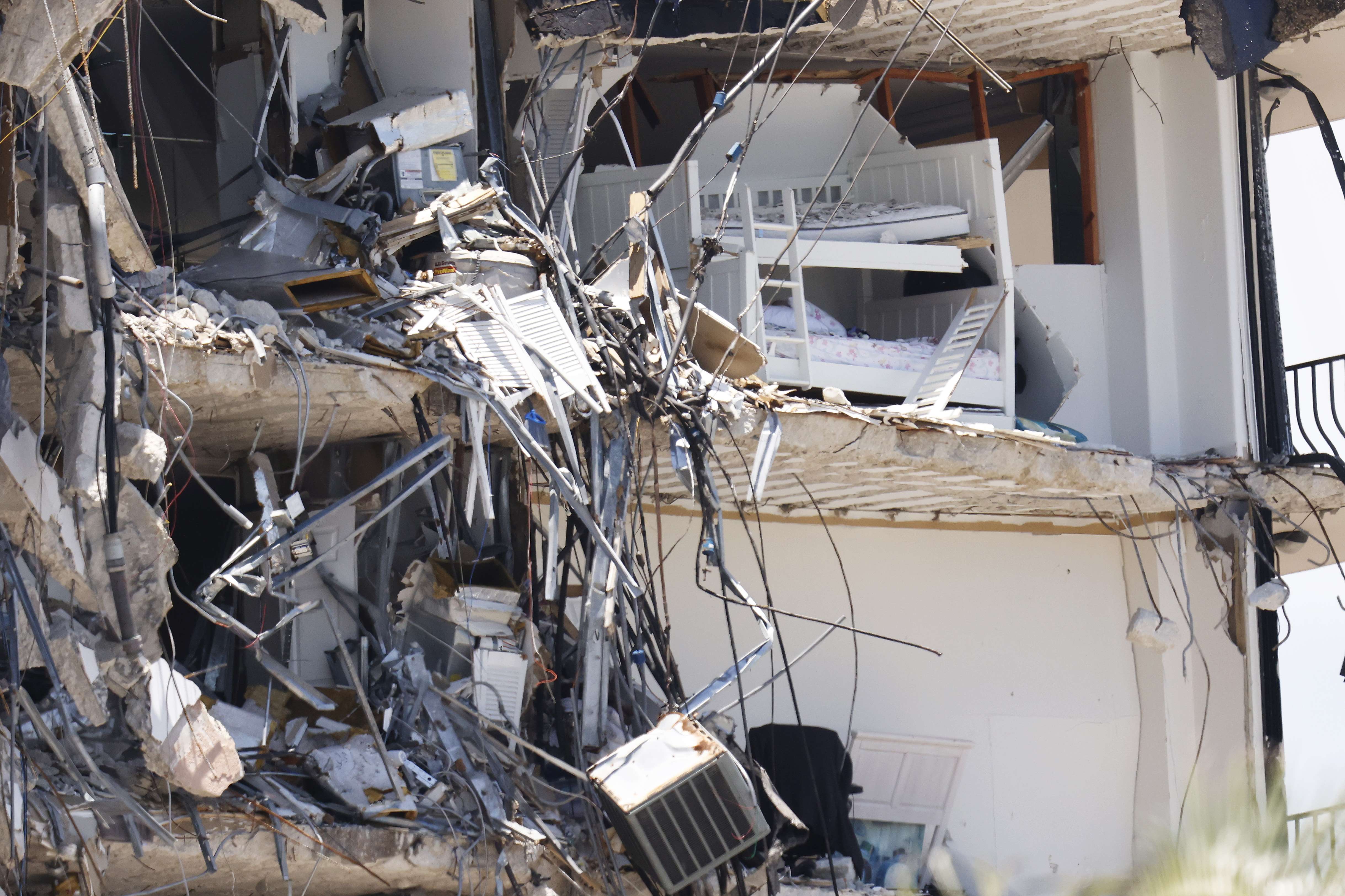 Gedung yang ambruk di Florida