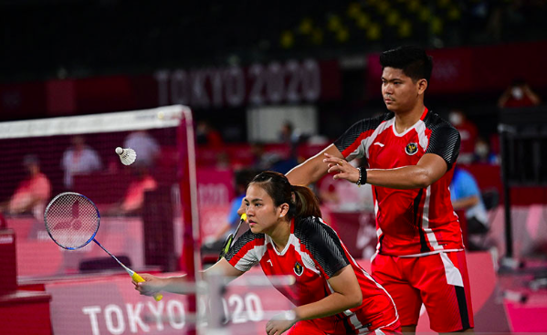 Praveen Jordan dan Melati Daeva Oktavianti (tengah).