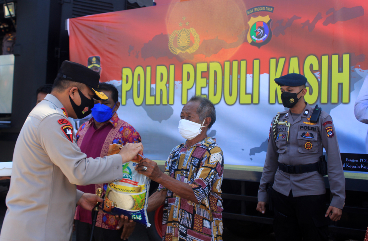 Kapolda NTT Irjen Lotharia Latif menyerahkan bantuan sembako kepada warga terdampak PPKM Mikro, di Kupang, Kamis (22/7). 