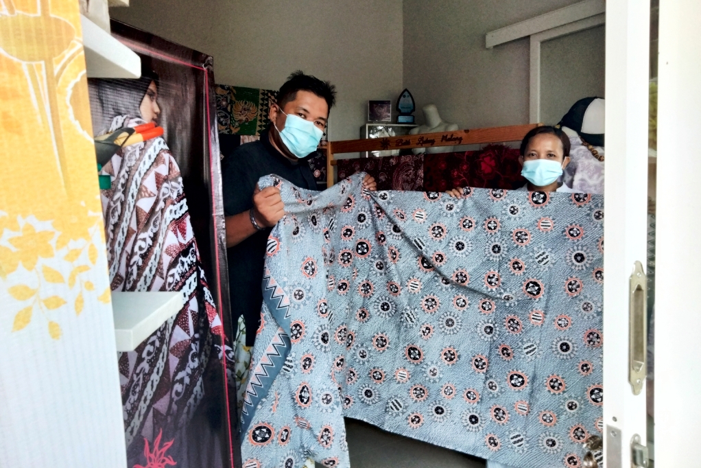 Indra dan Ita Fitriyah, pemilik Sanggar Batik Lintang di Desa Ngijo, Kabupaten Malang, sedang mengerjakan motif korona.