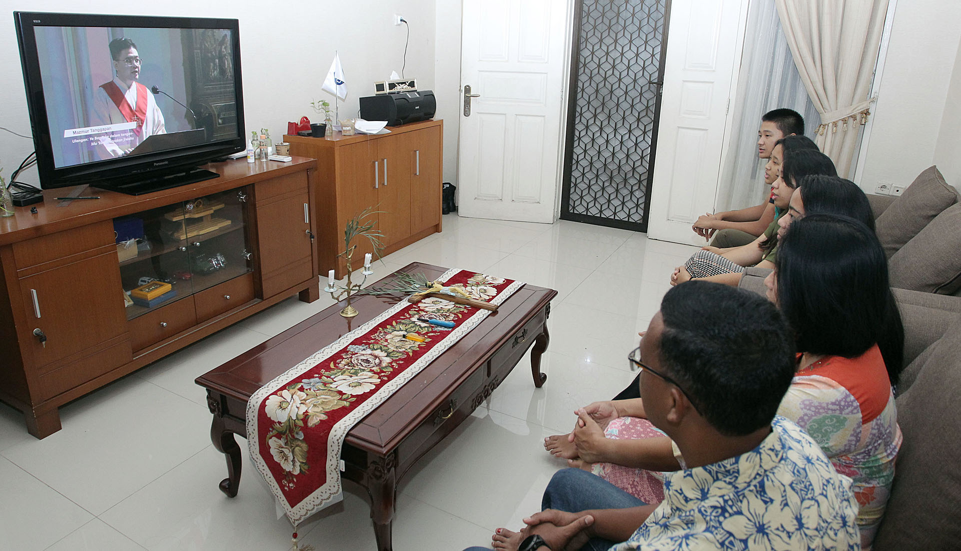  Umat Katolik menjalani misa Jumat Agung memperingati wafatnya Isa Almasih secara daring di rumah, Jakarta.