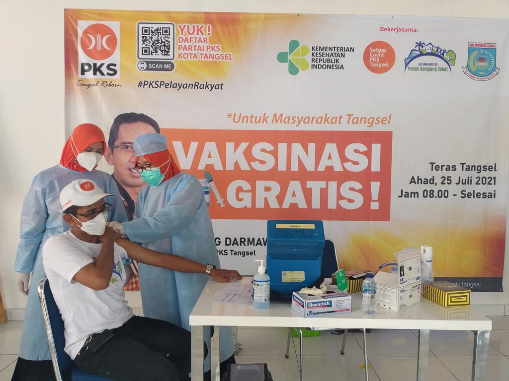 Masyarakat KotaTangerang Selatan, Banten disuntik vaksin Covid-19 di DPD PKS Tangsel, Minggu (25/7)