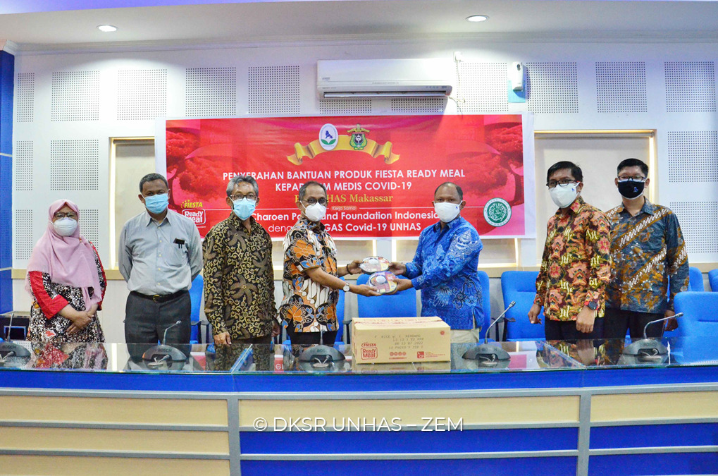 Unhas dan PT Charoen Pokphand menyiapkan 1.700 paker makanan siap saji bagi nakes di dua rumah sakit setiap minggunya.