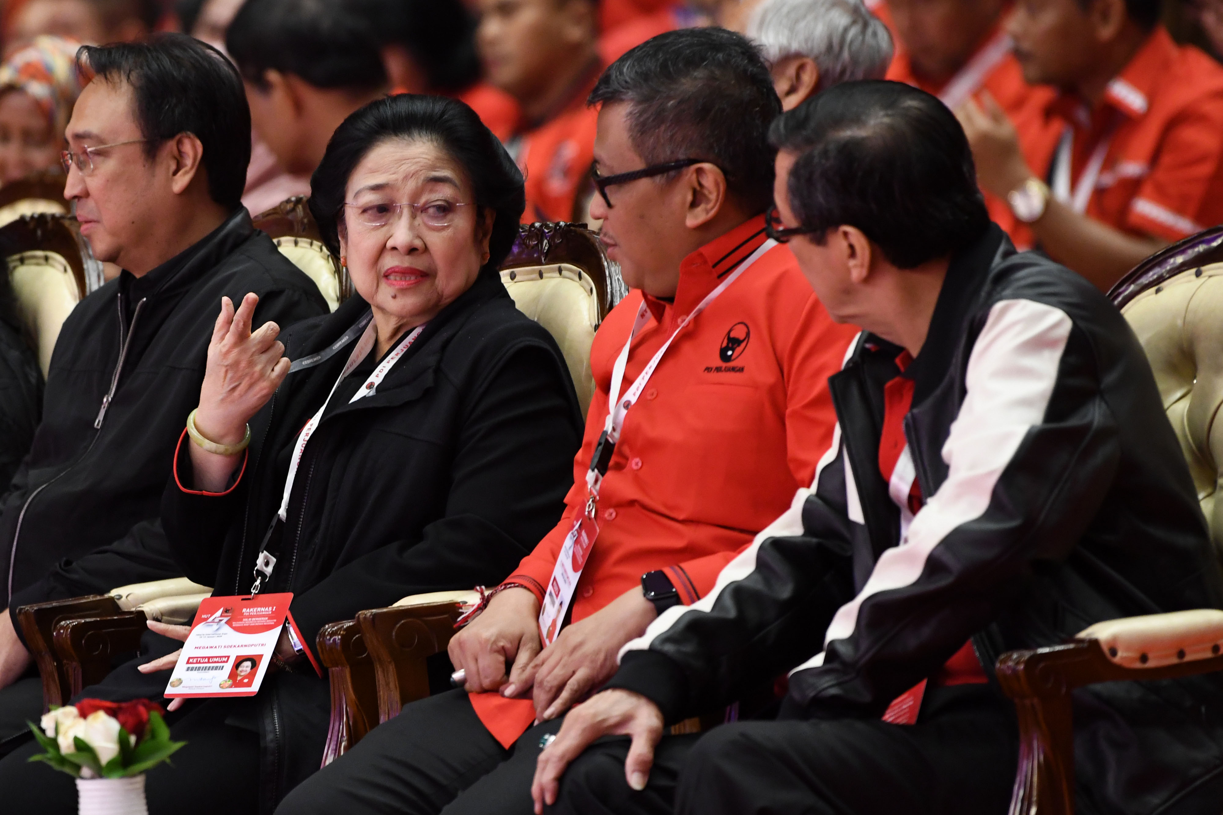 Ketua Umum PDIP Megawati Soekarnoputri (kiri) berbincang dengan Sekjen PDIP Hasto Kristiyanto (tengah)