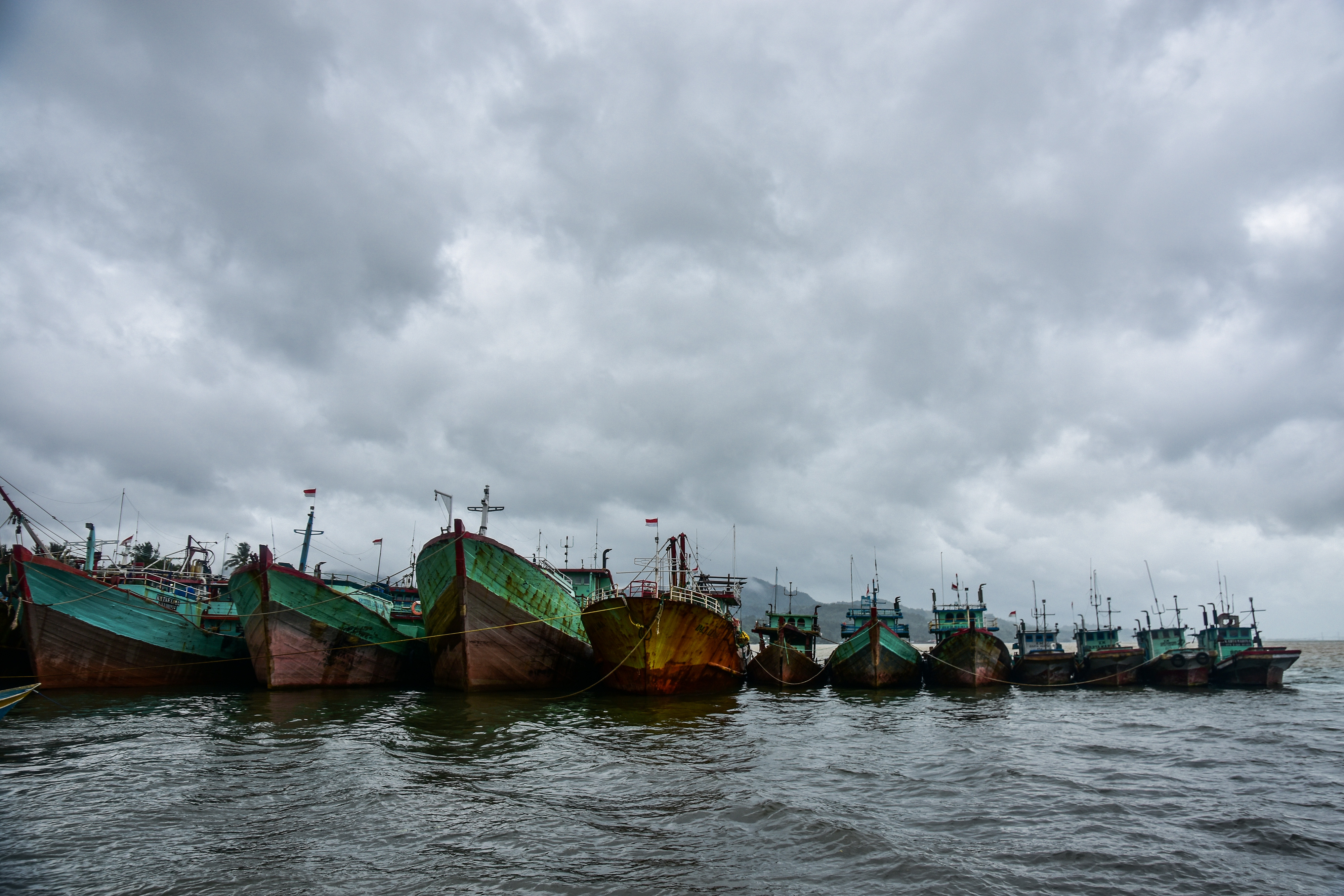 Sejumlah kapal penangkap ikan tidak melaut karena cuaca buruk di Kota Ambon, Maluku.