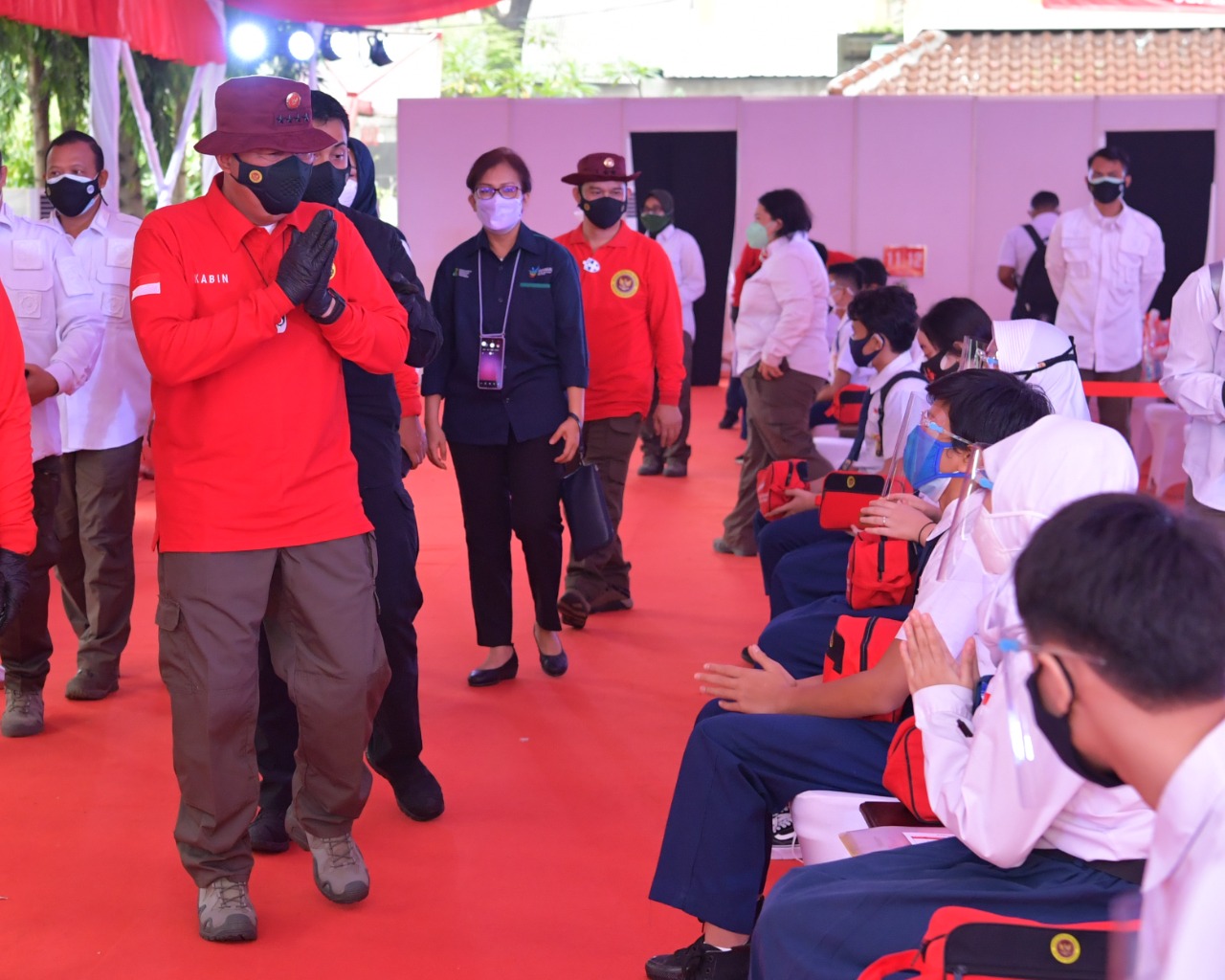 Kepala BIN Budi Gunawan meninjau vaksinasi Covid-19 bagi pelajar SMP dan SMA di Sekolah Kesatuan Pelajar, Bogor, Jawa Barat, Senin (19/7).