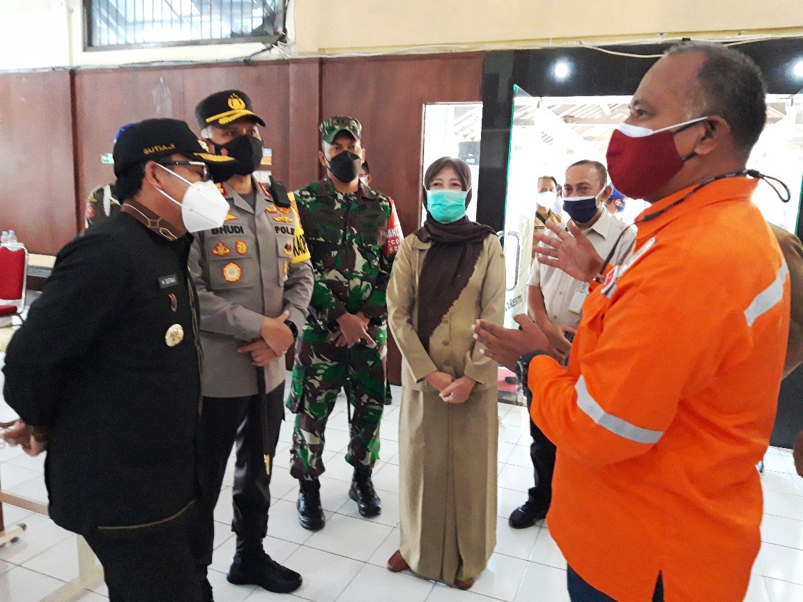 Wali Kota Malang Sutiaji (kiri) bersama Muspida meninjau pelaksanaan vaksinasi bagi masyarakat umum di Poltekkes Kota Malang, Senin (5/7).