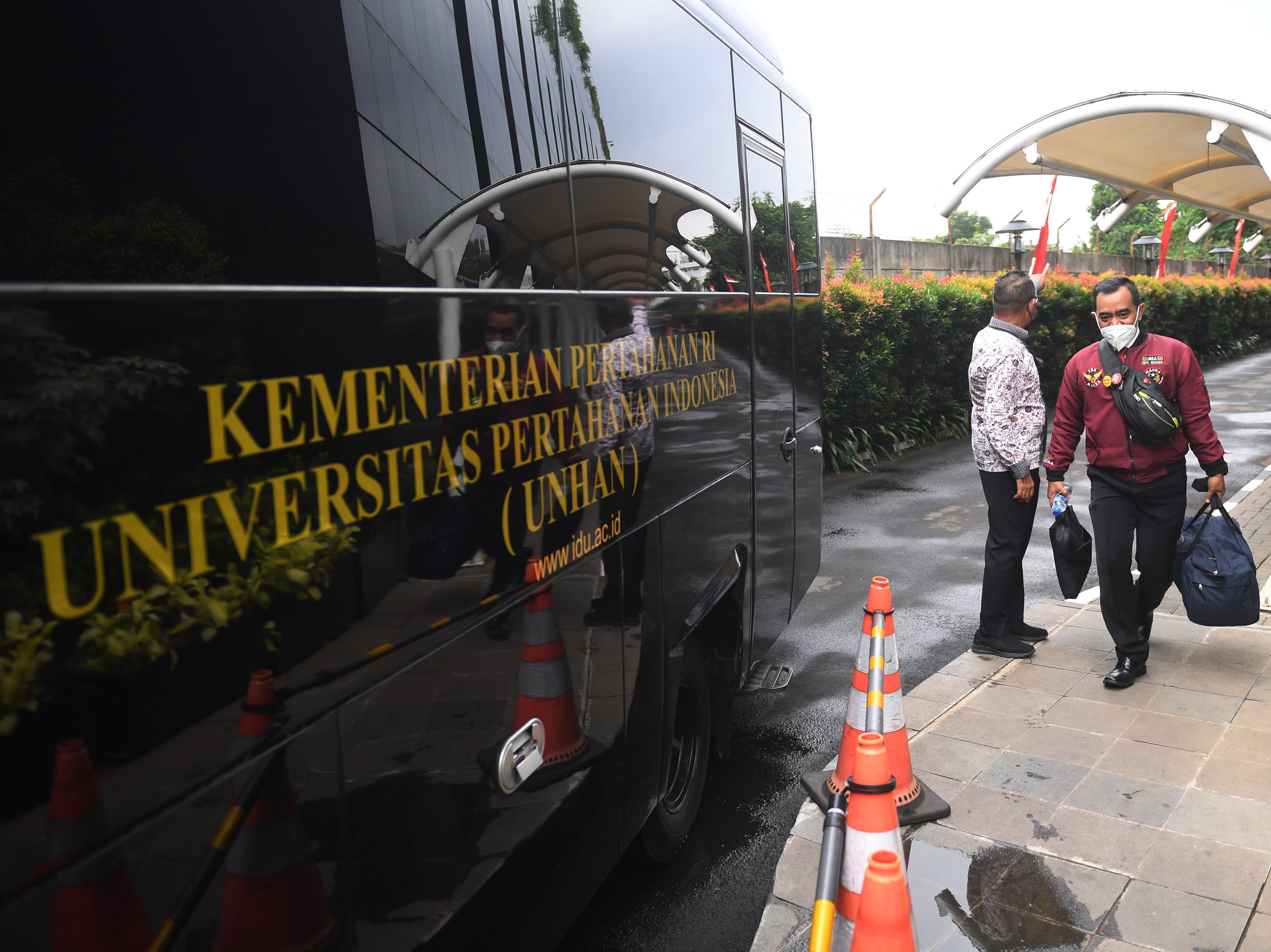 Pegawai KPK tidak lolos Tes Wawasan Kebangsaan (TWK) menaiki bus yang akan membawa mereka ke lokasi pendidikan dan pelatihan bela negara.